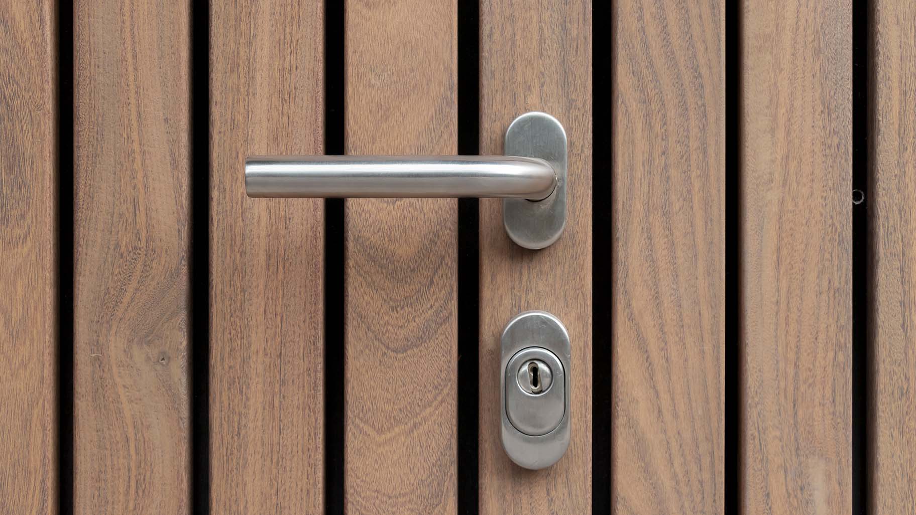 Afrormosia houten garagedeur met verticale latten