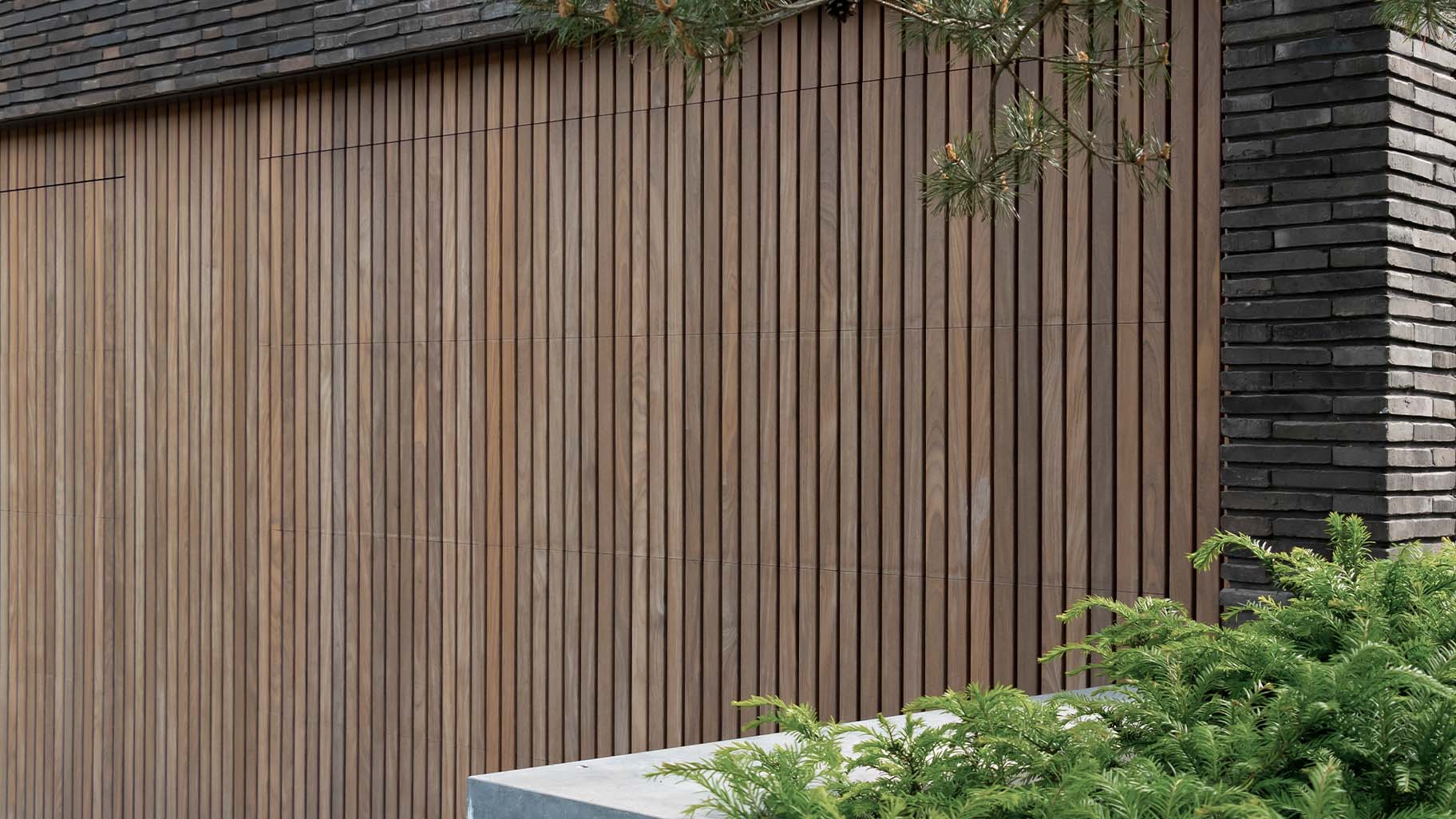 Afrormosia houten garagedeur met verticale latten