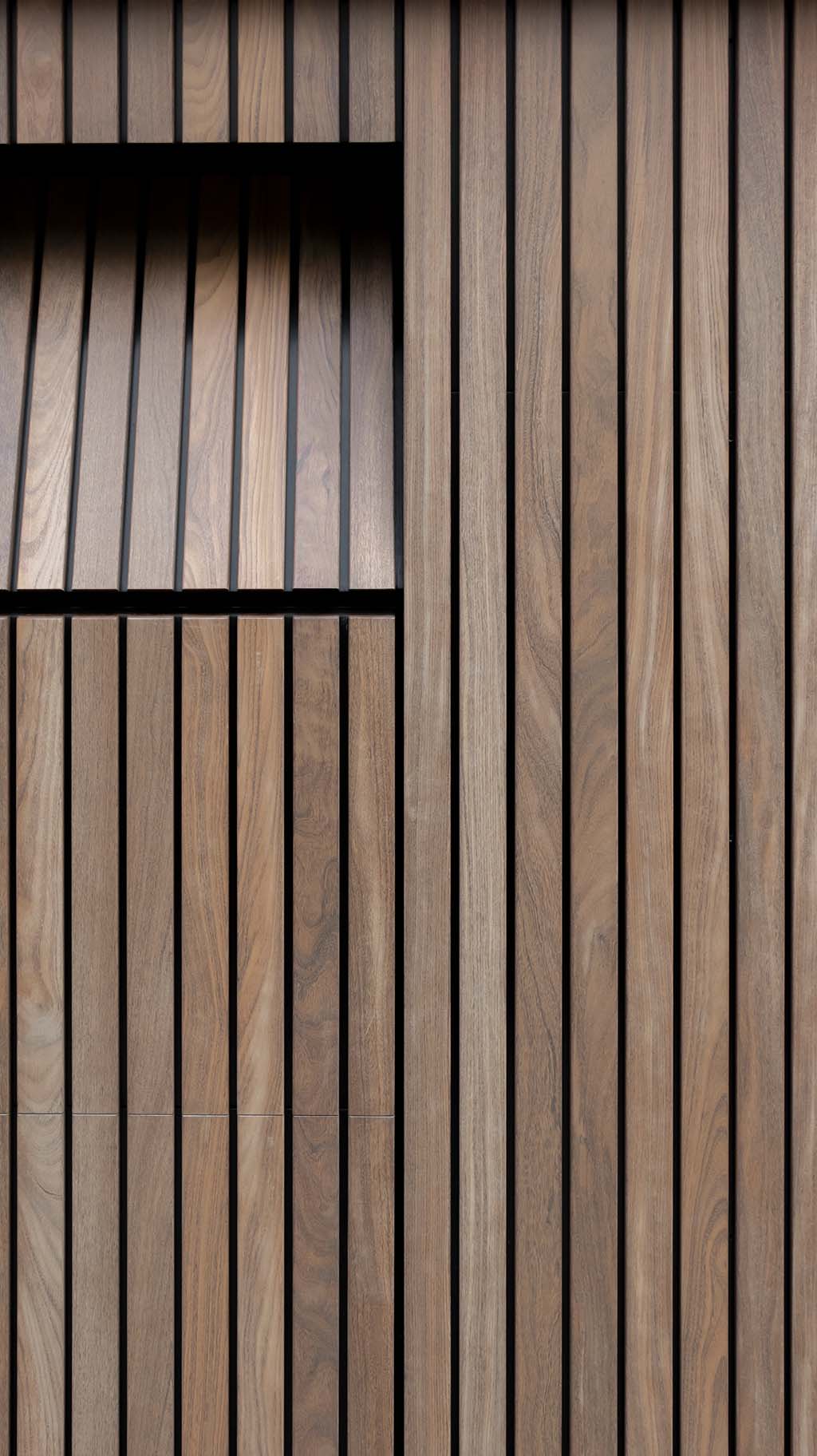 Afrormosia houten garagedeur met verticale latten