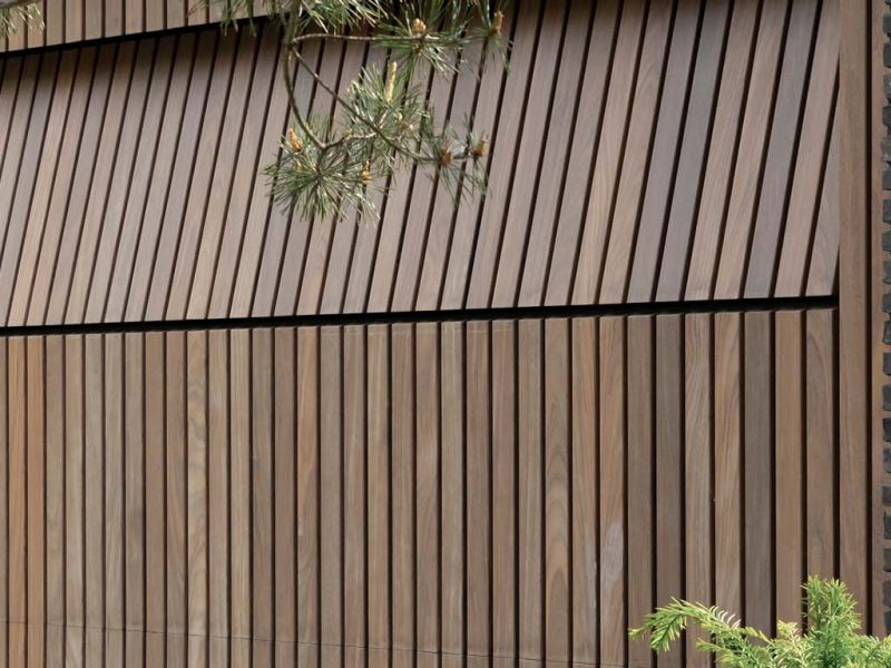 Afrormosia houten garagedeur met verticale latten