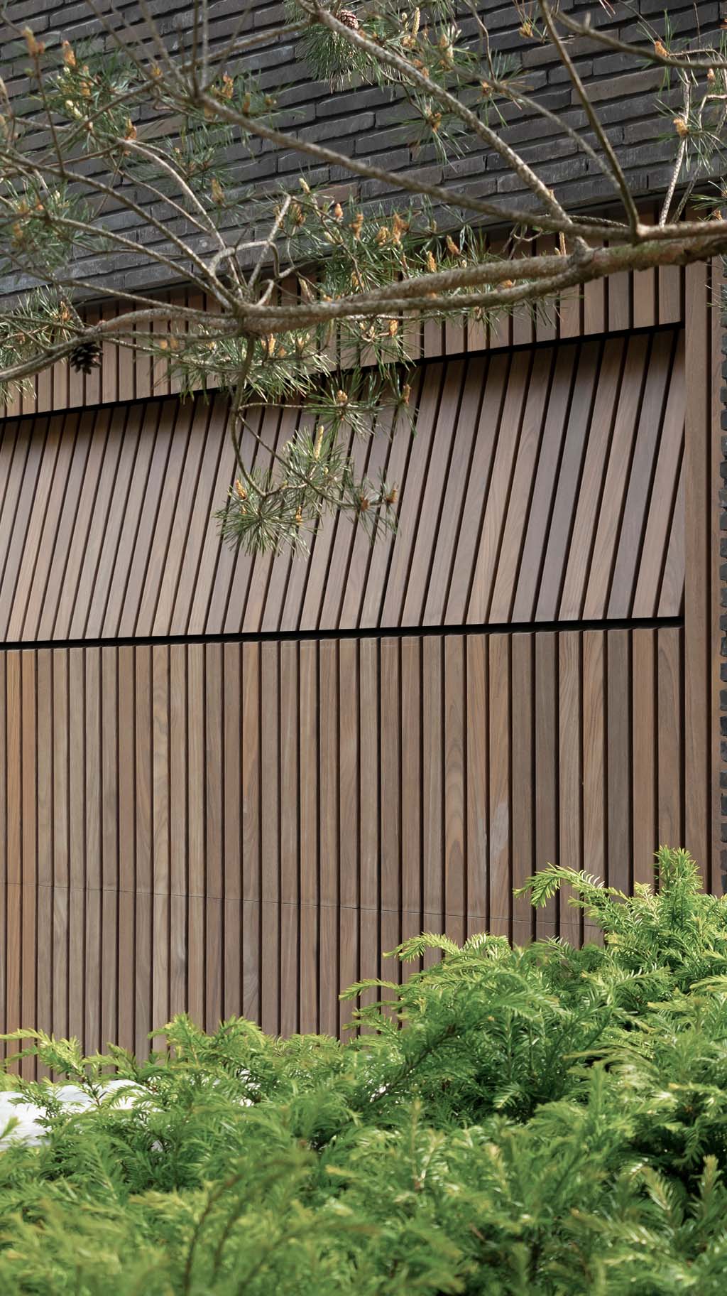 Afrormosia houten garagedeur met verticale latten