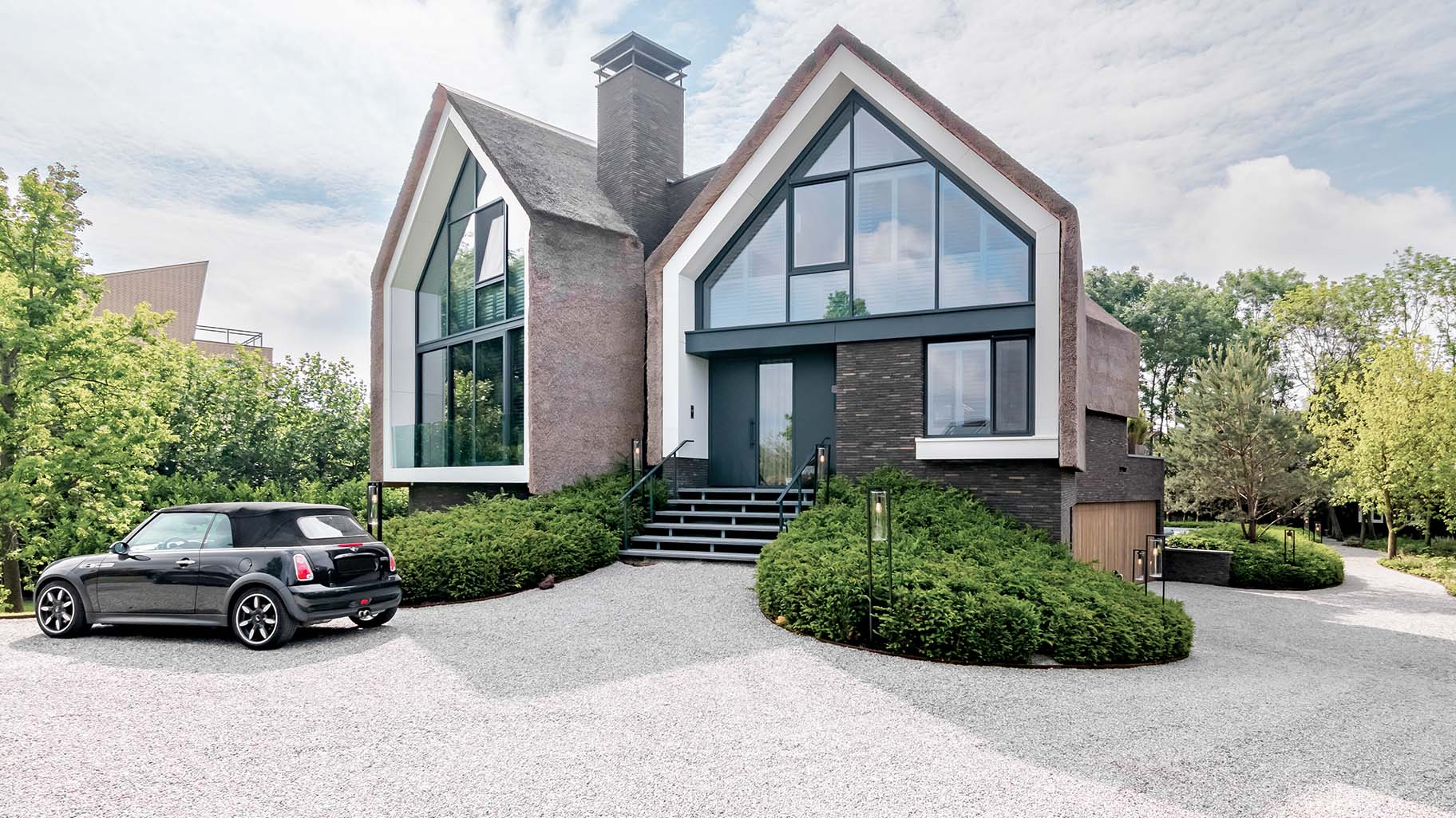 Afrormosia houten garagedeuren en loopdeur gelijk met de gevel