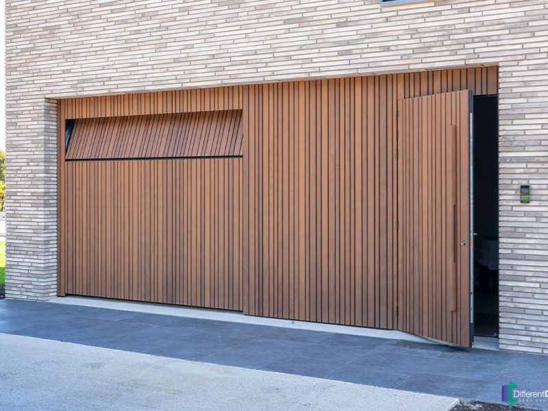 Houten garagedeur met gevel