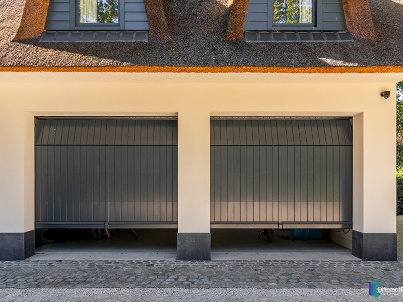 Twee sectionaaldeuren authentieke stijl met moderne technologie