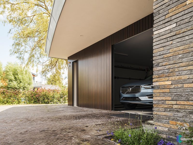 Zijwaartse houten garagedeur