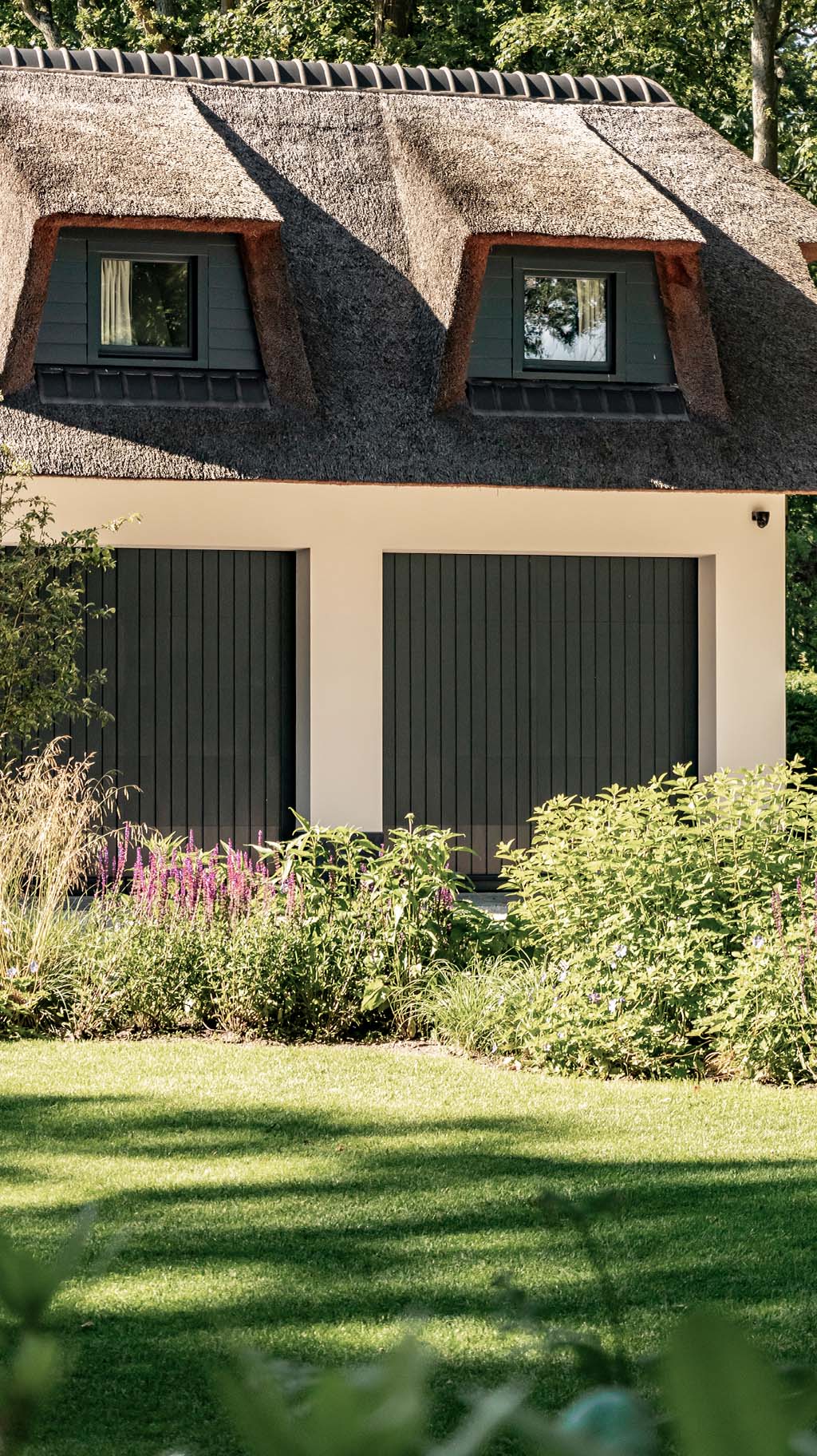 Villa met landgoed en twee garagedeuren in klassiek moderne stijl