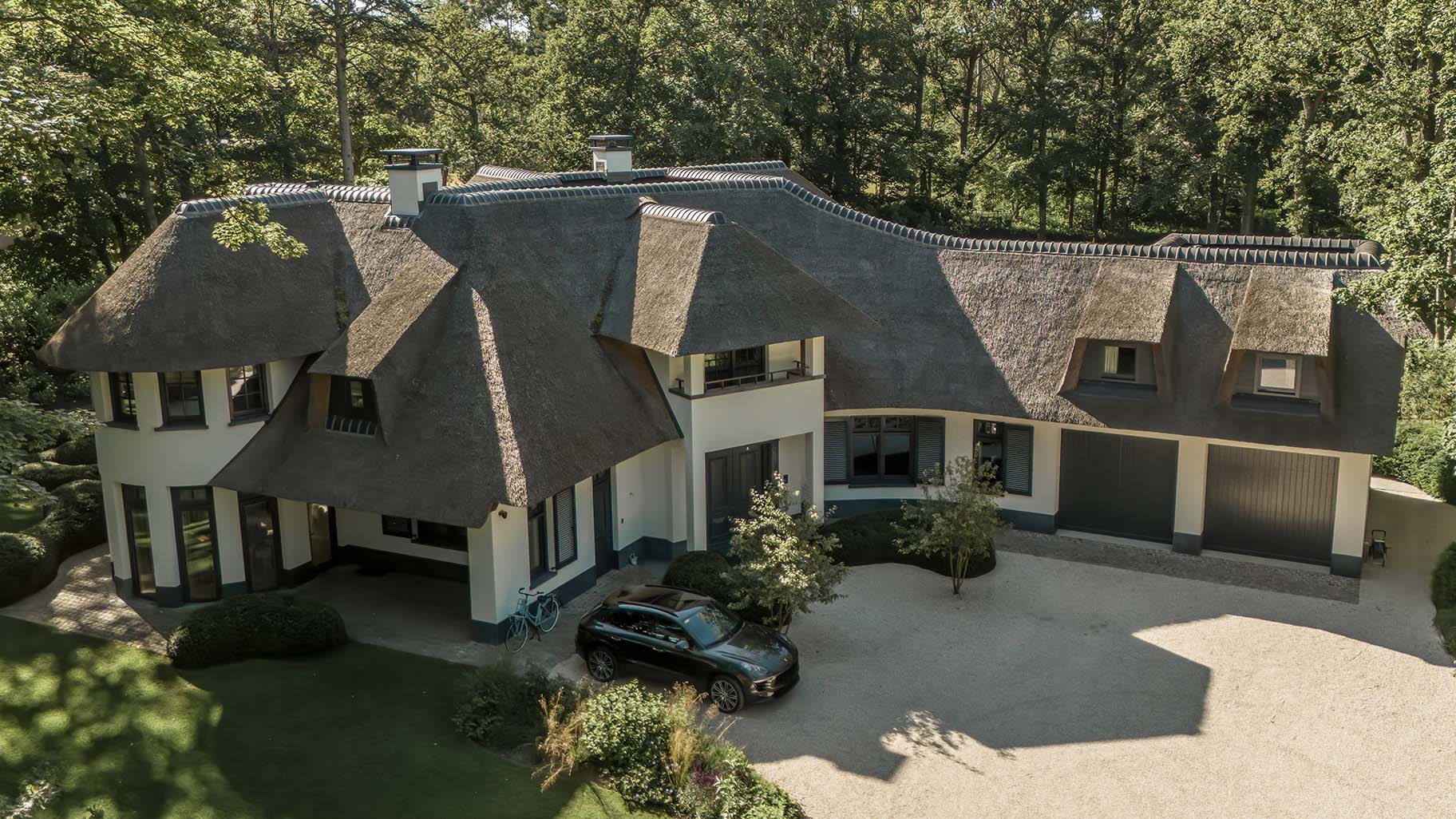 Villa met landgoed en twee garagedeuren in klassiek moderne stijl