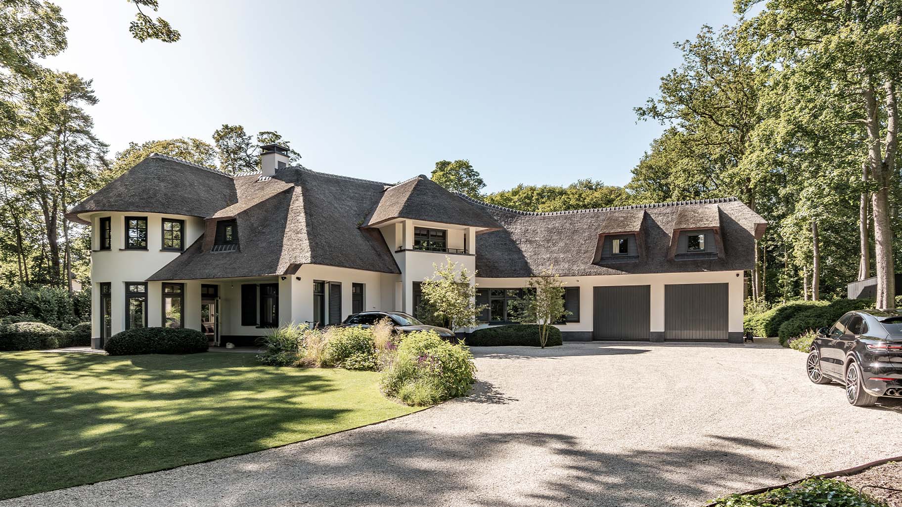 Villa met landgoed en twee garagedeuren in klassiek moderne stijl
