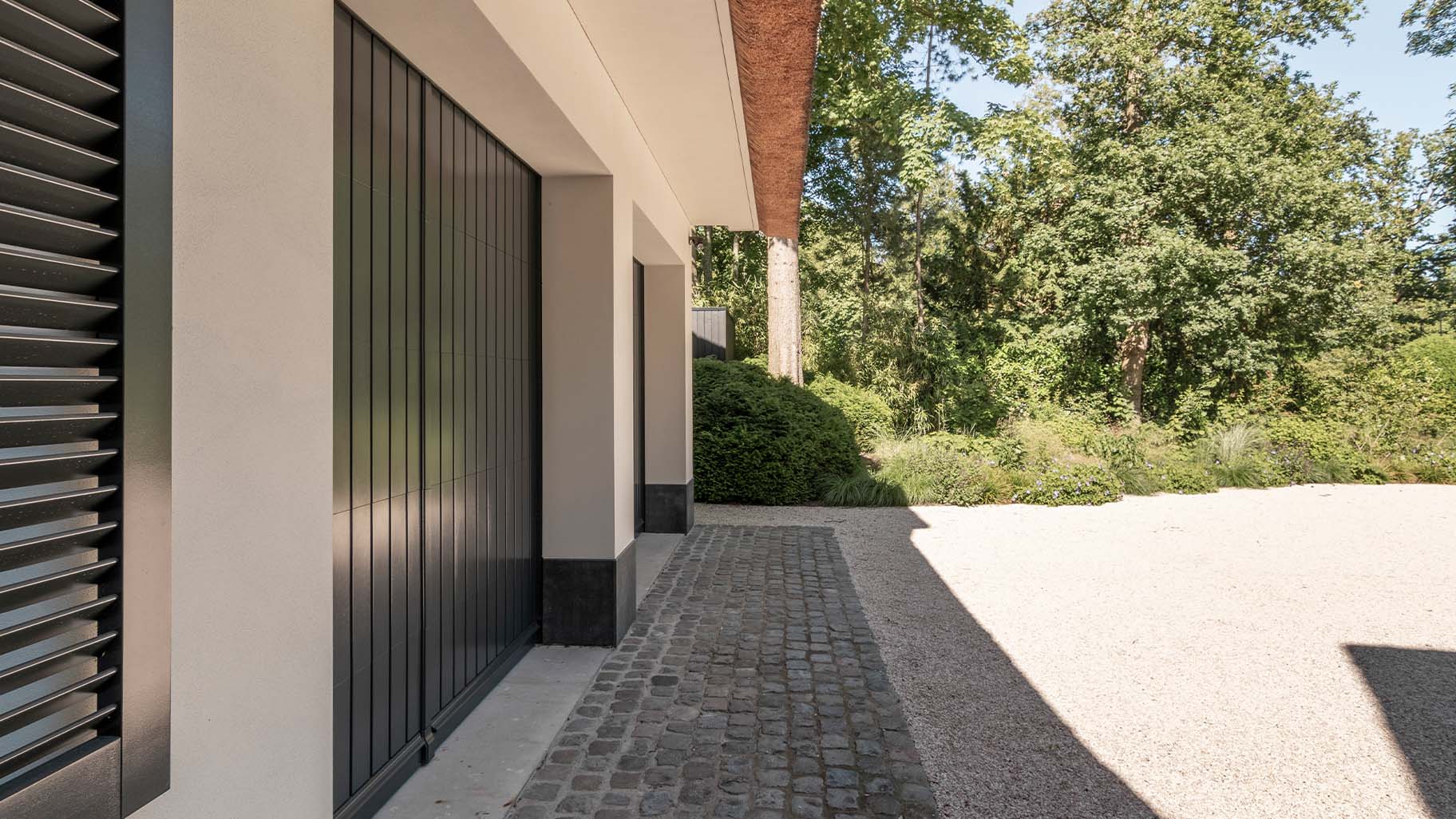 Twee sectionaaldeuren authentieke stijl met moderne technologie