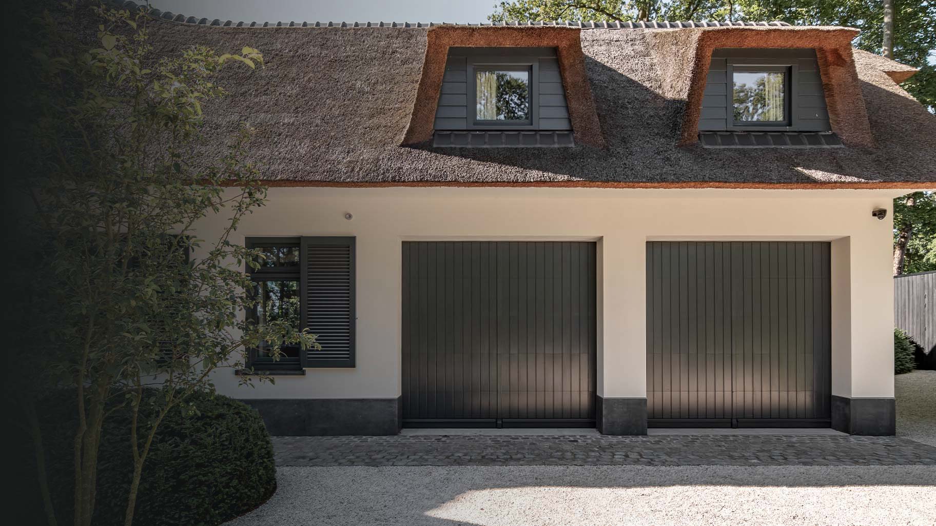 Twee sectionaaldeuren authentieke stijl