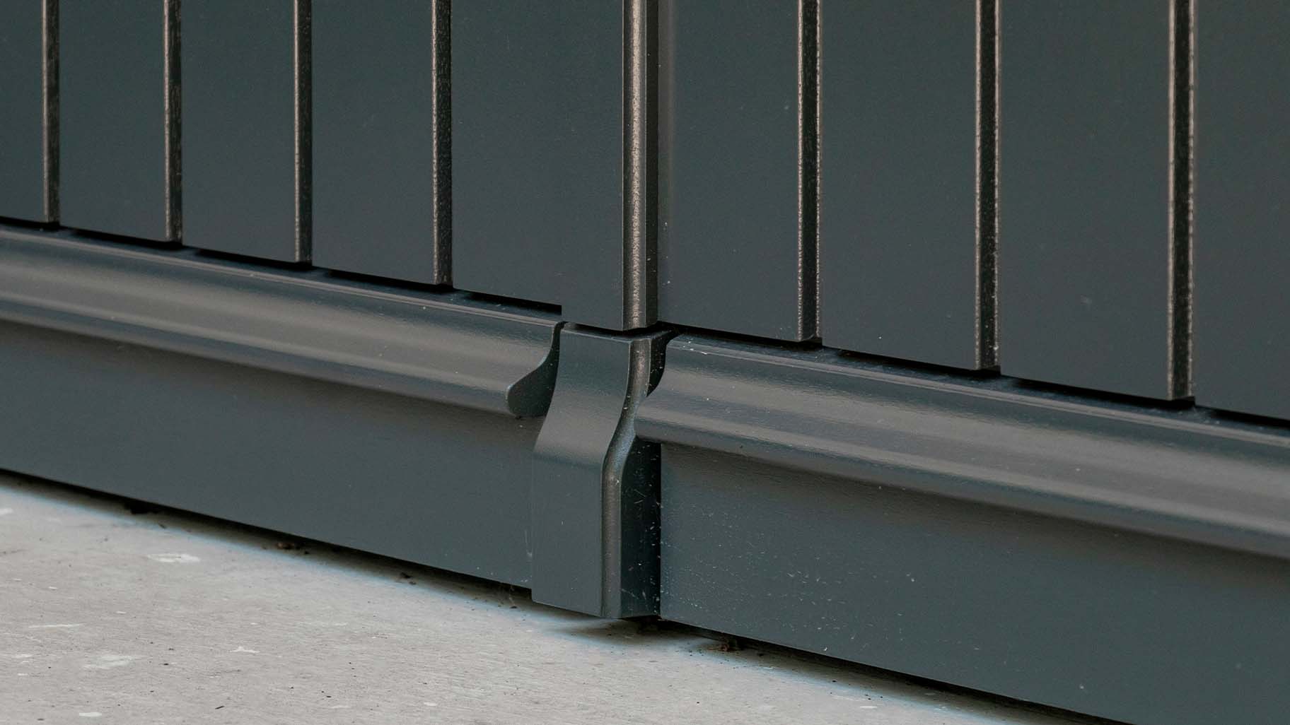 Twee sectionaaldeuren authentieke stijl