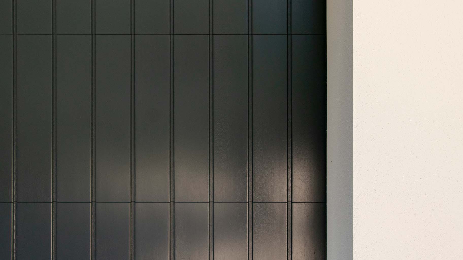 Villa met landgoed en twee garagedeuren in klassiek moderne stijl