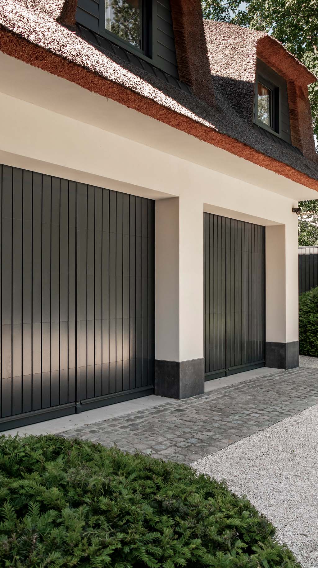 Villa met landgoed en twee garagedeuren in klassiek moderne stijl