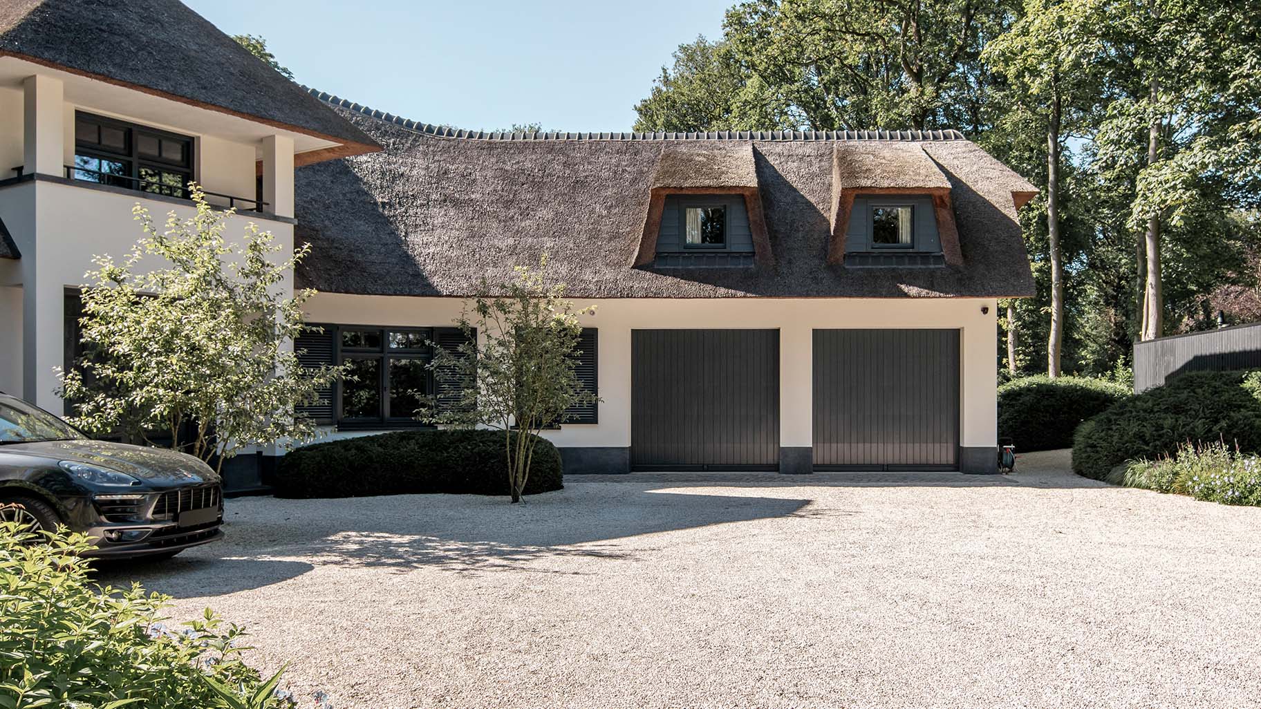 Villa met landgoed en twee garagedeuren in klassiek moderne stijl
