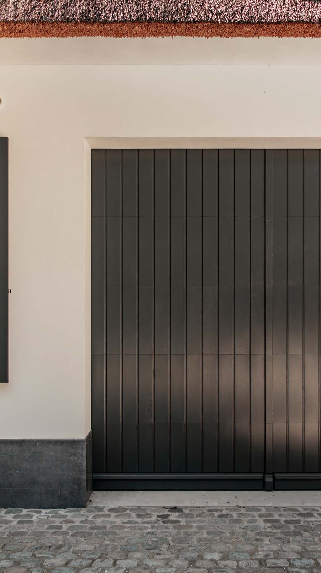 Twee sectionaaldeuren authentieke stijl met moderne technologie