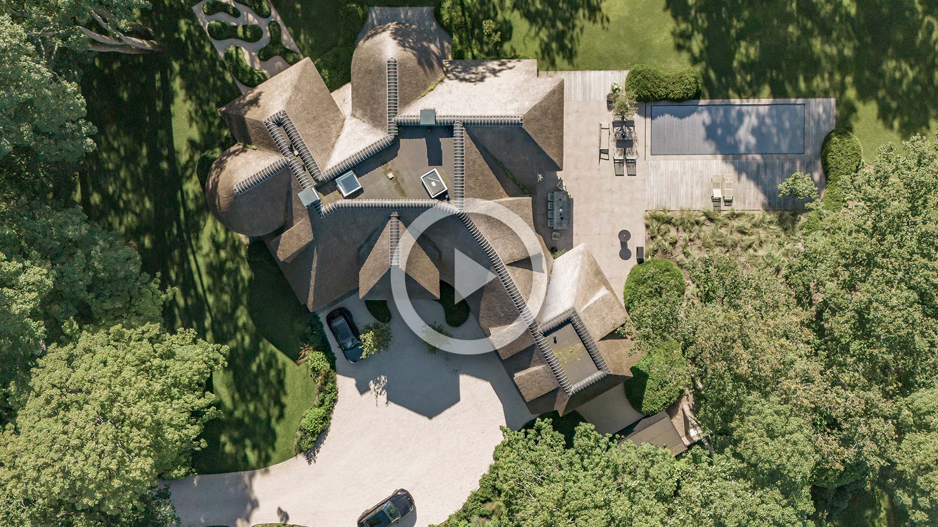 Drone video klassieke stijl garagedeuren different doors