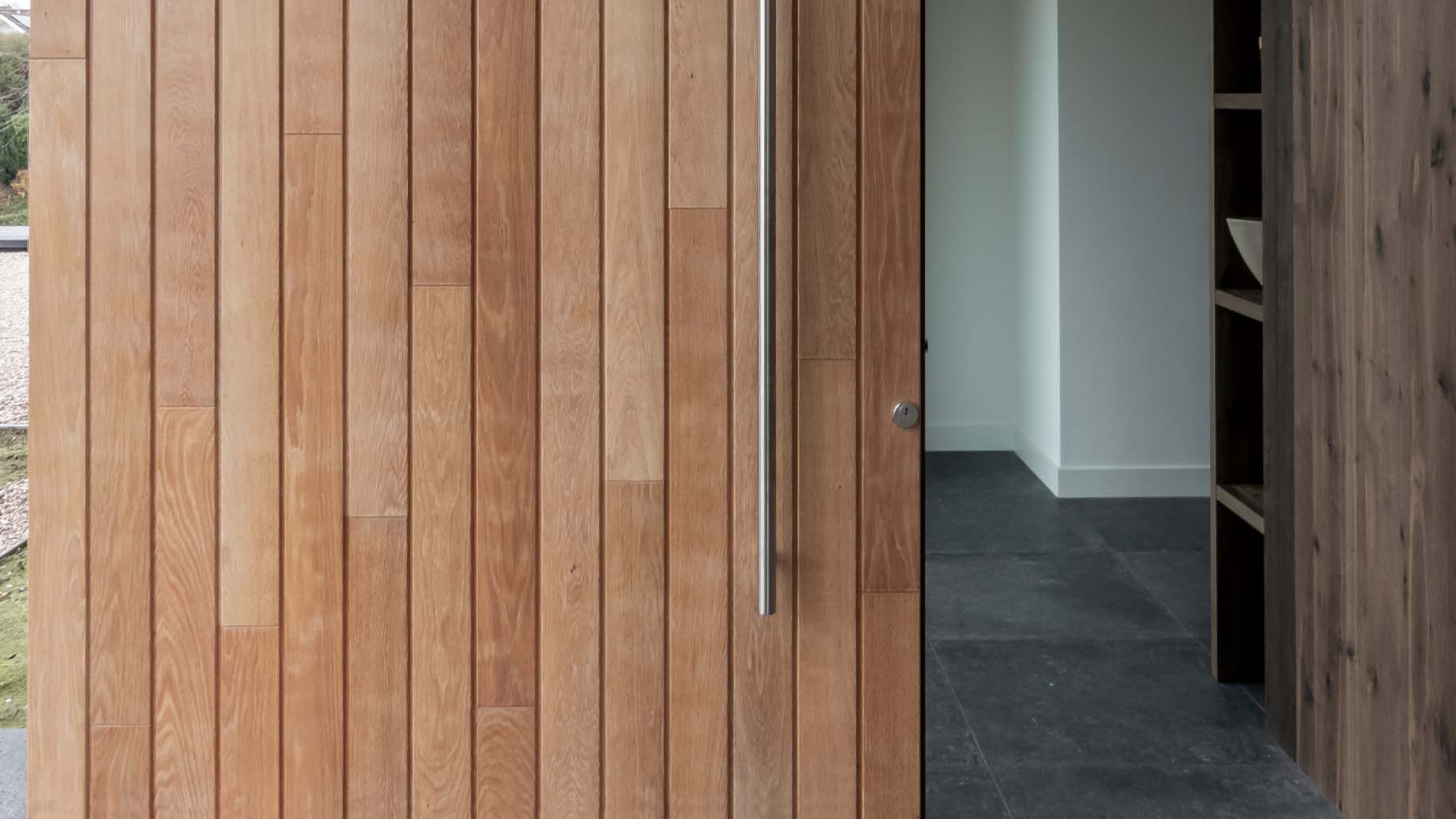 Close-up van eikenhouten taatsdeur met natuurlijke houtnerf