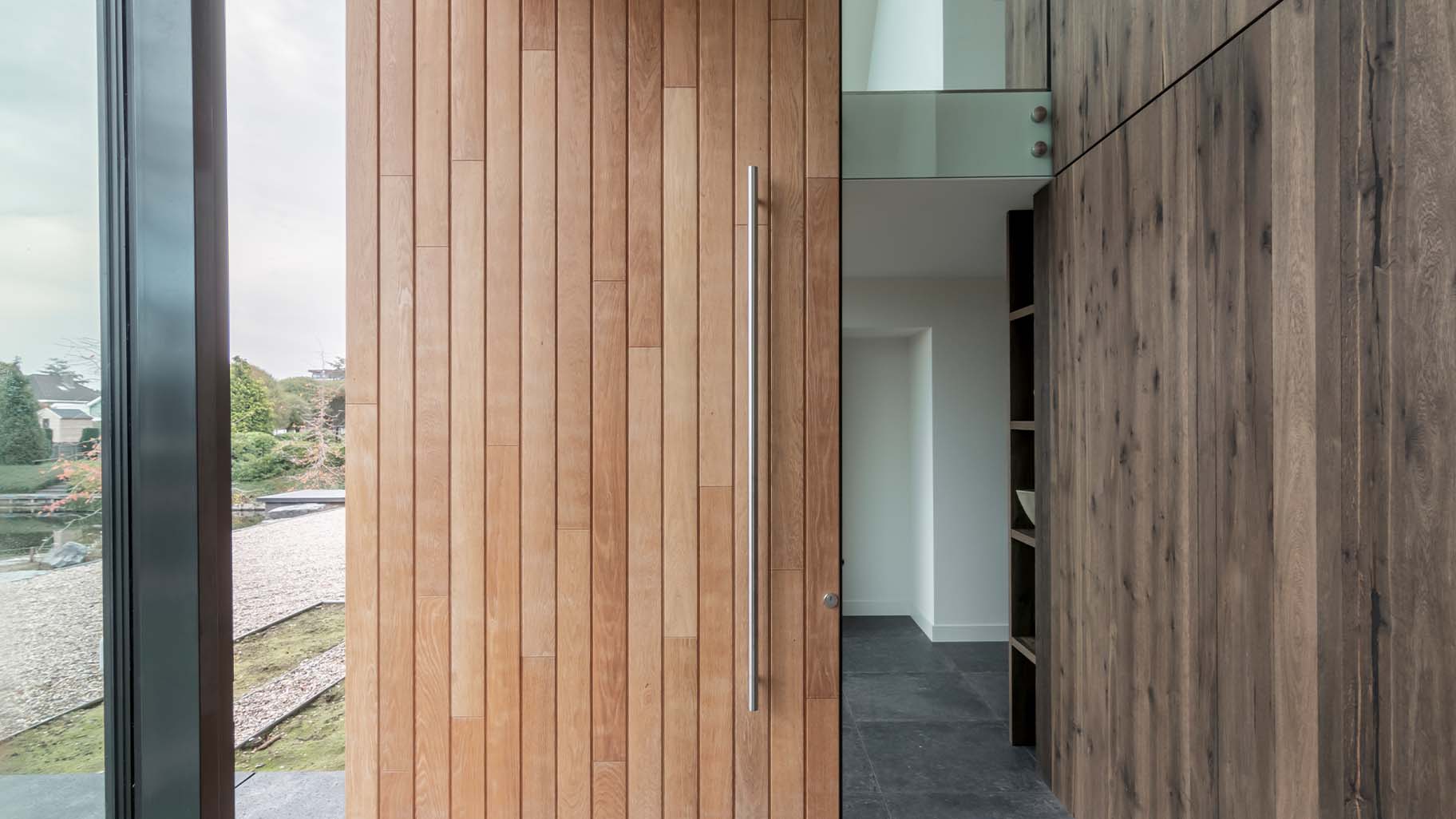 Close-up van eikenhouten taatsdeur met natuurlijke houtnerf