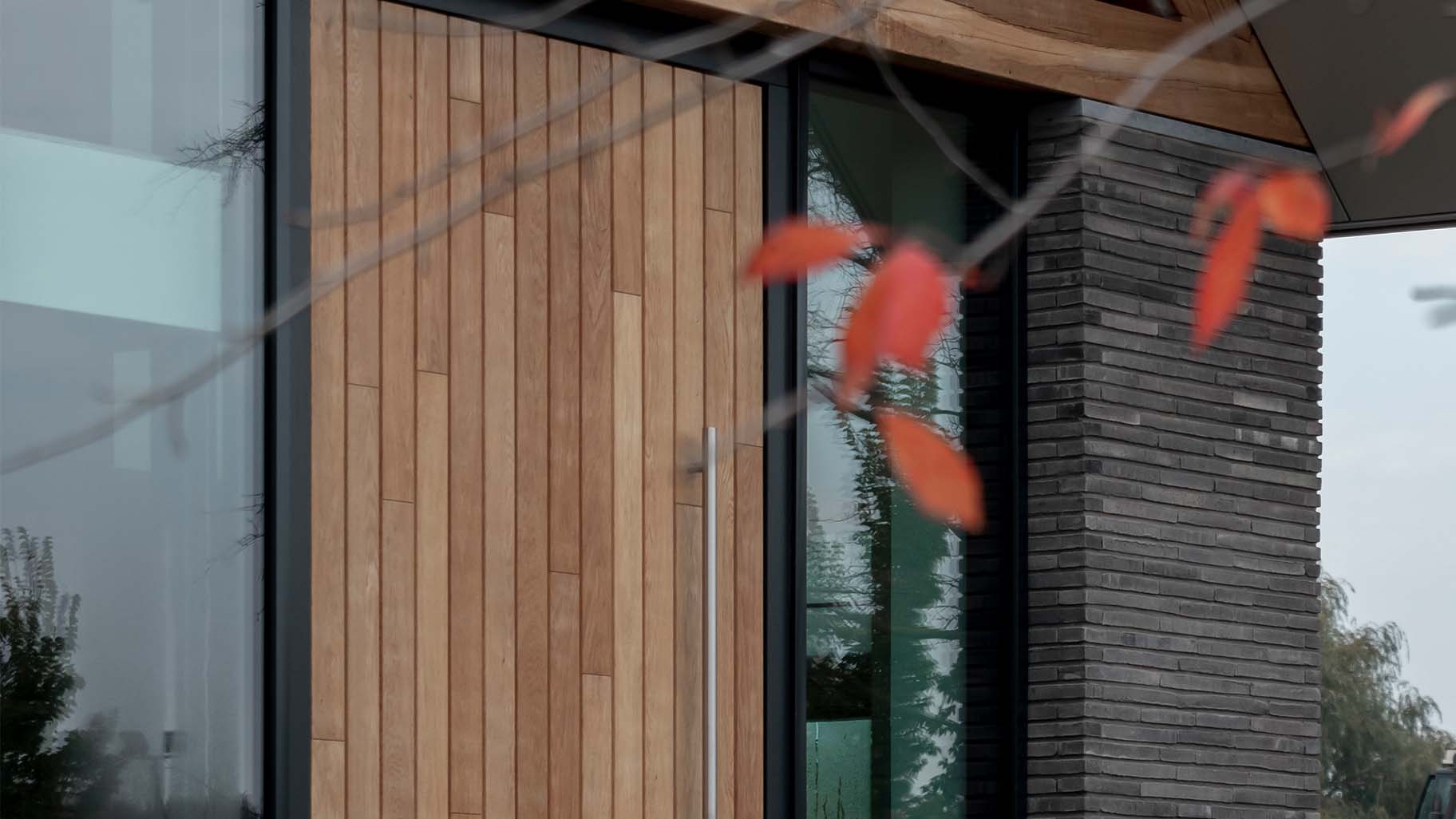 Close-up van eikenhouten taatsdeur met natuurlijke houtnerf