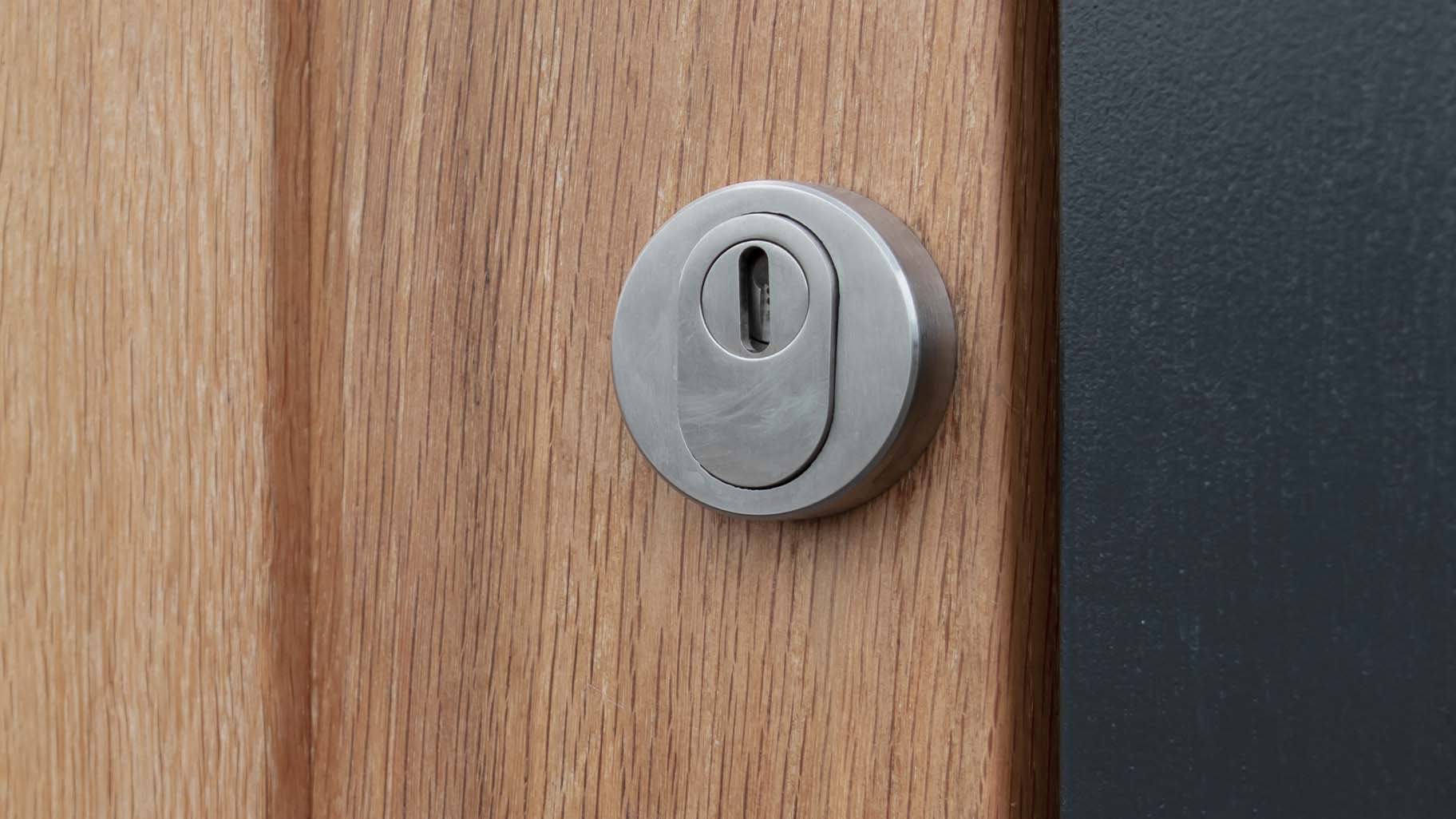 Close-up van eikenhouten taatsdeur met natuurlijke houtnerf