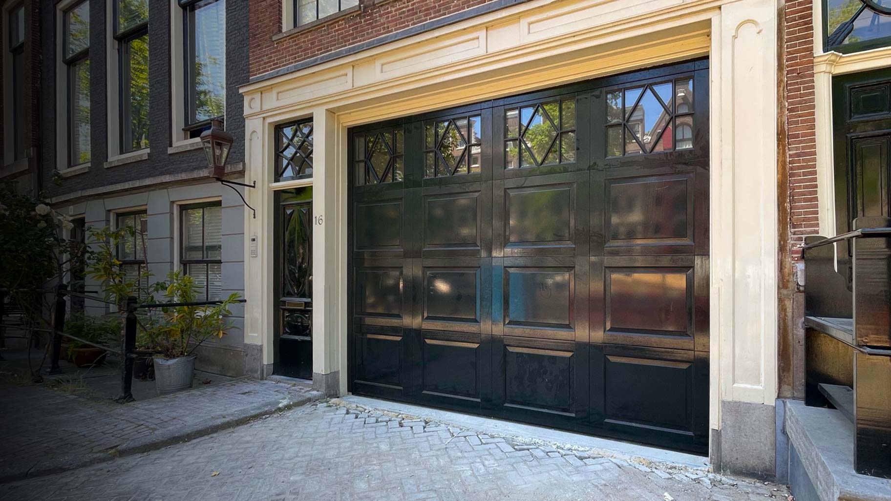 Amsterdam grachtenpand garagedeur