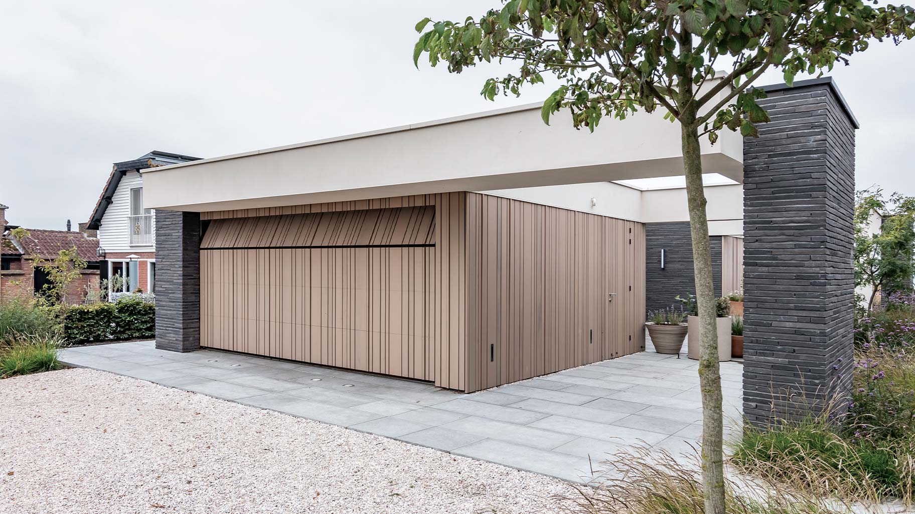 Luxe houten garagedeur villa