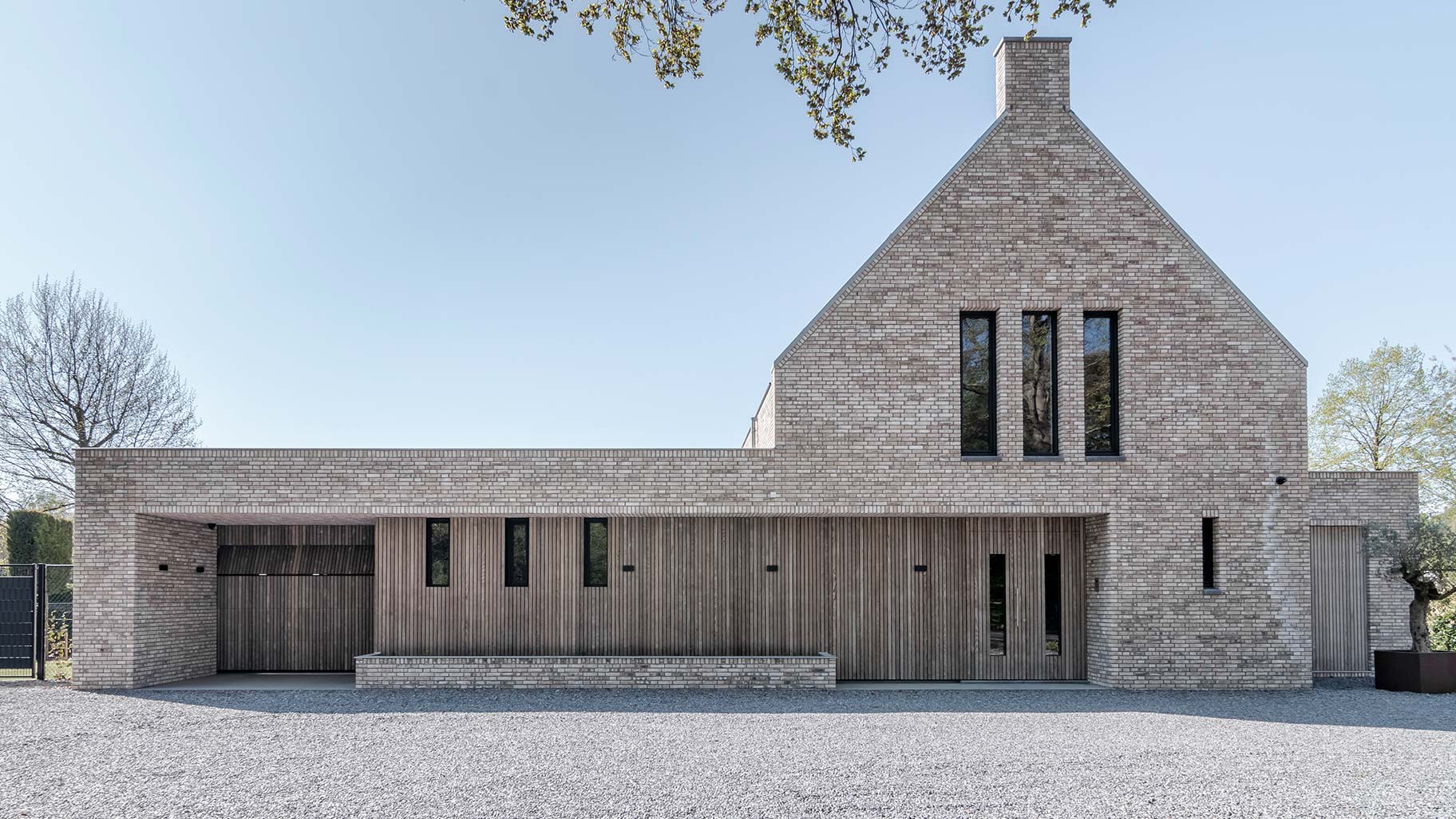 Garagedeur met gevelbekleding essenhout