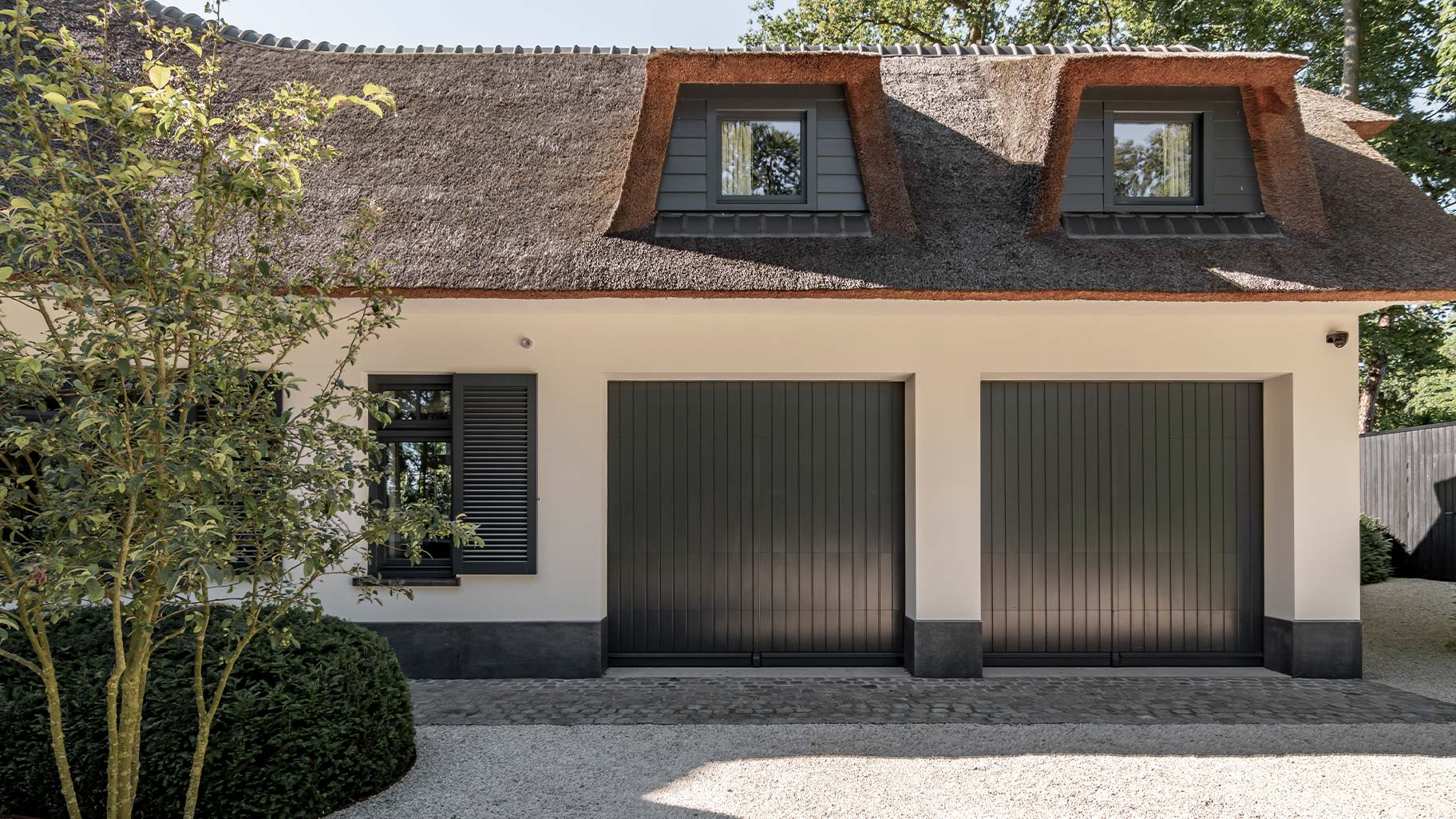 Houten garagedeur Different Doors