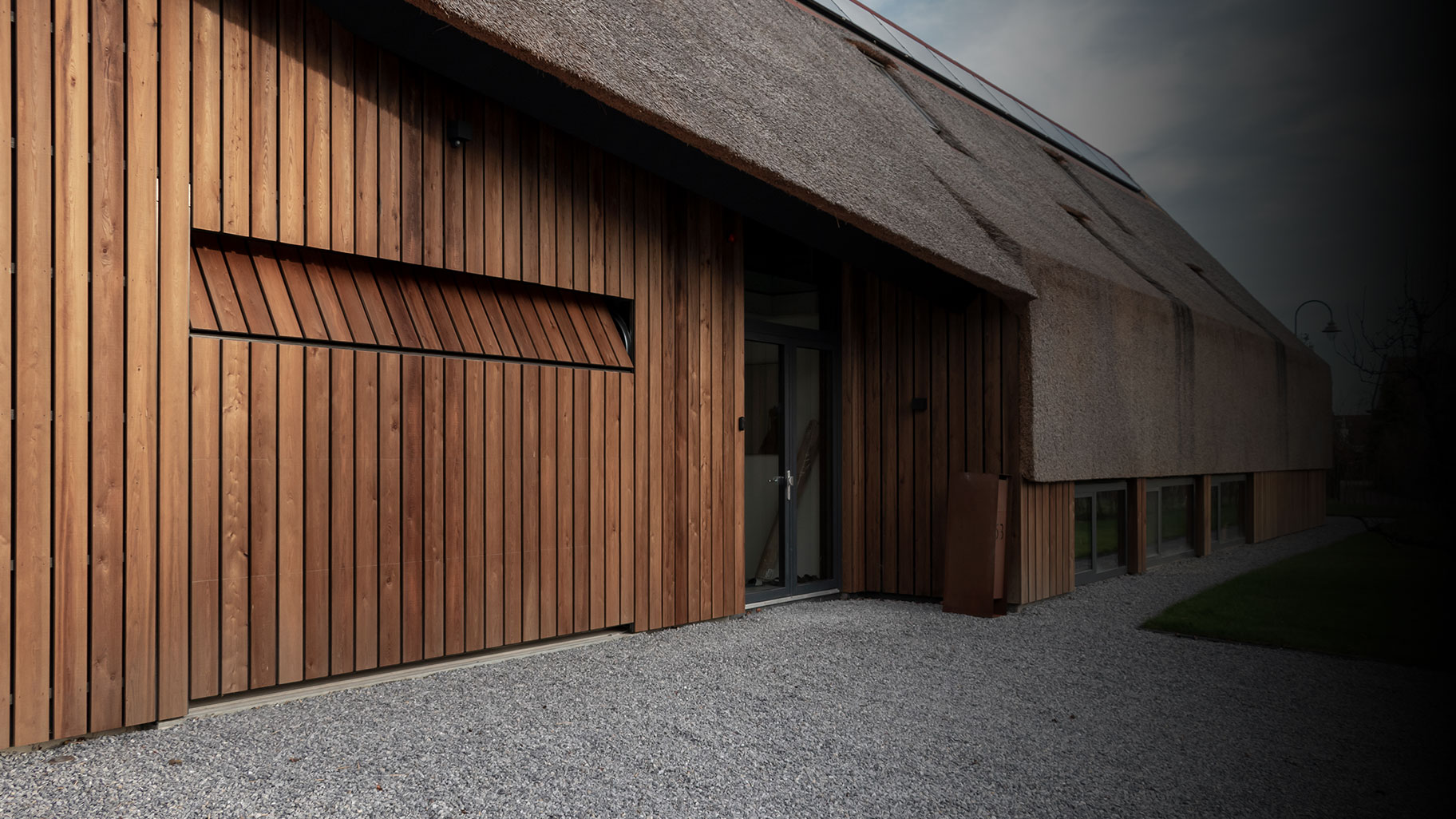 Houten garagedeuren Different Doors