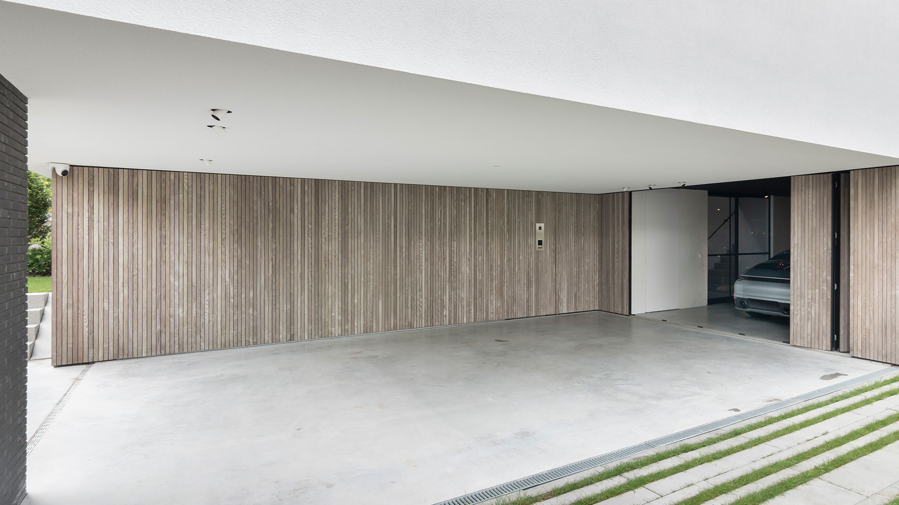 Luxe villa zijwaartse garagedeuren