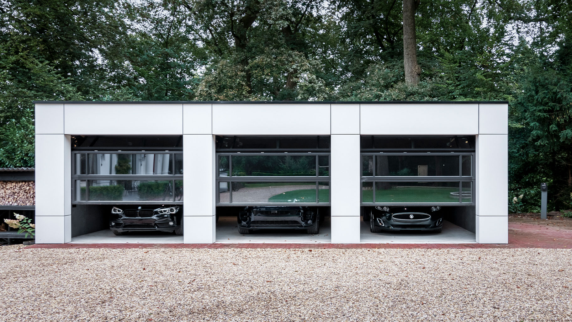 Moderne garagedeur met glas