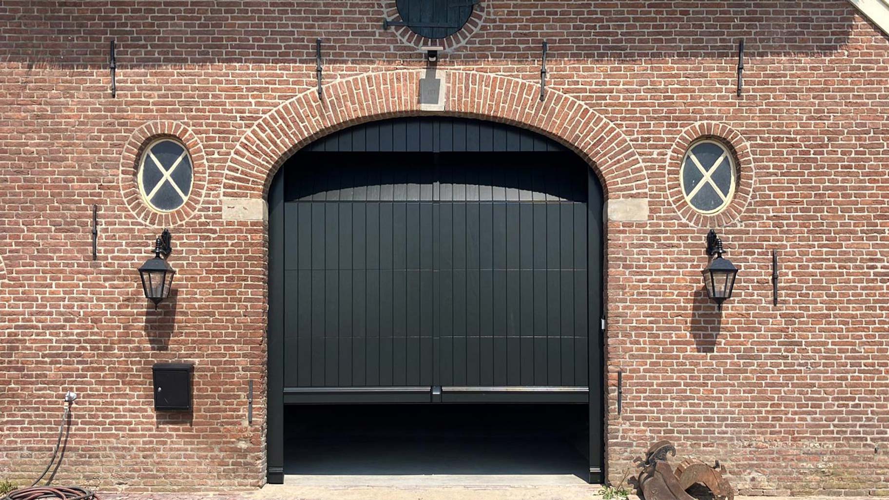 Oude boerderij garagedeur