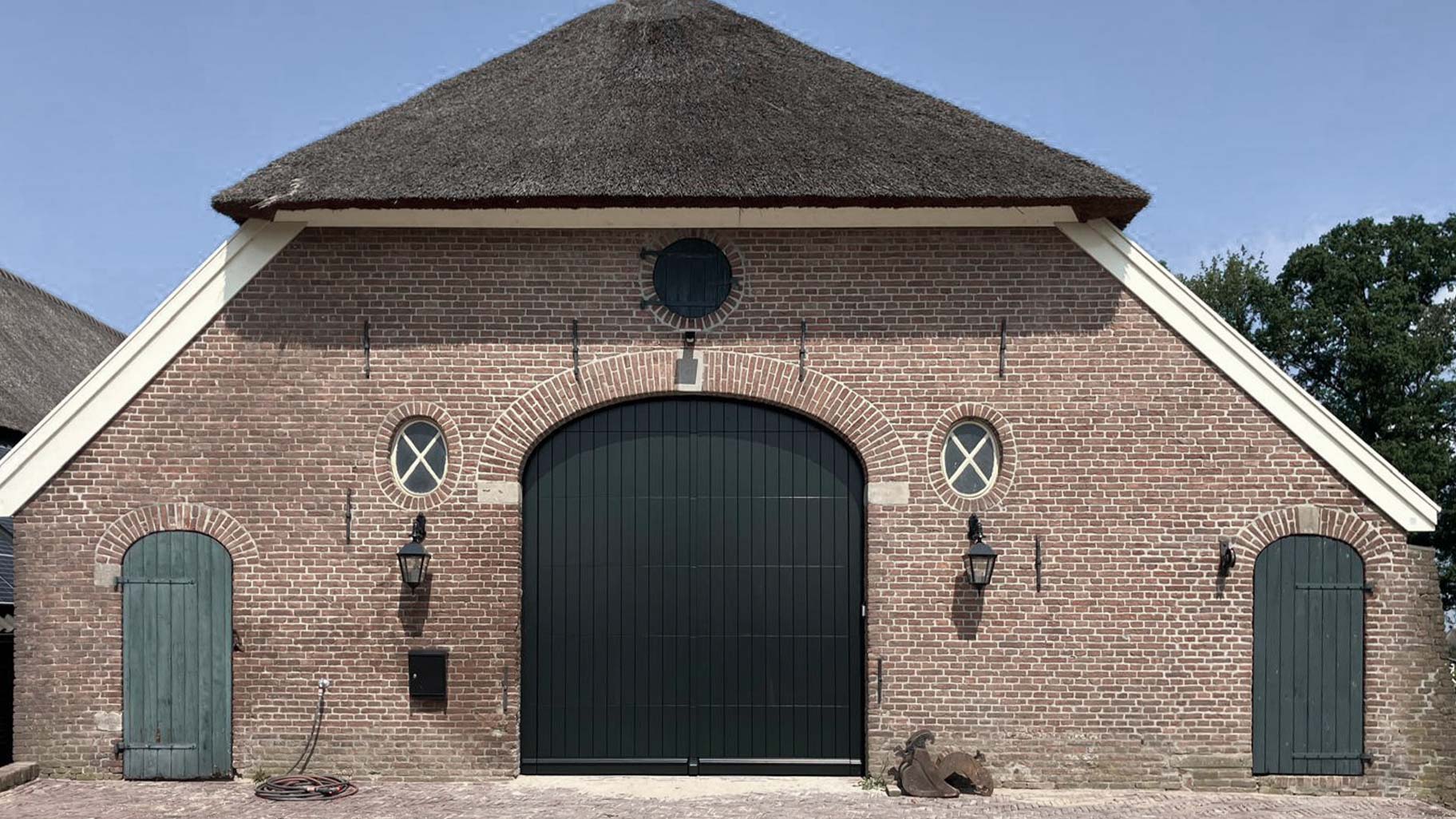 Oude boerderij garagedeur