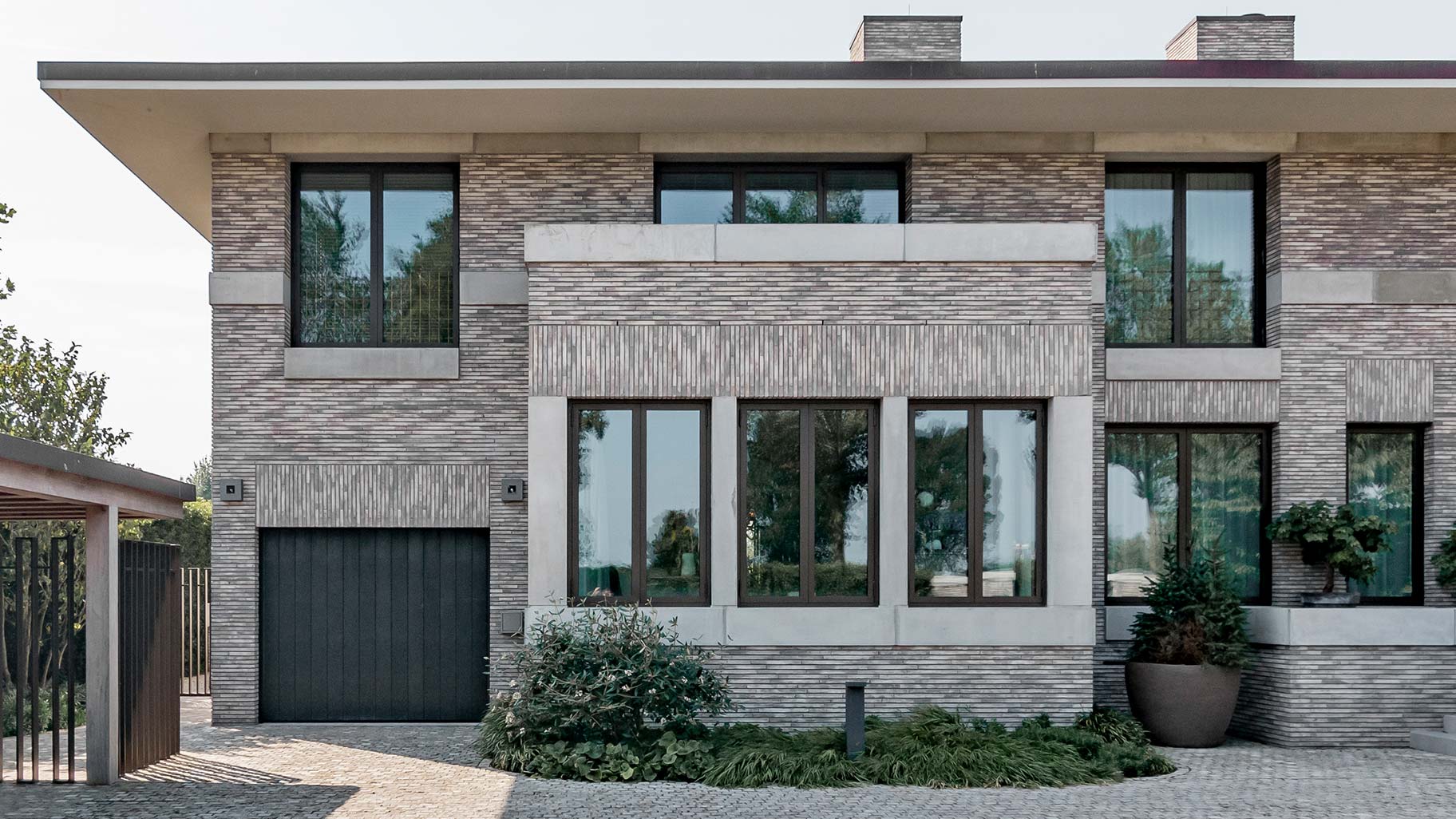 Elektrische garagedeur Different Doors