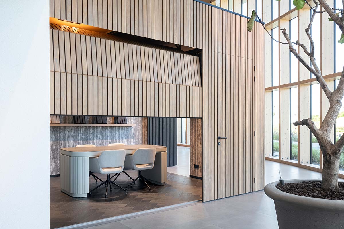 Houten garagedeur met deur