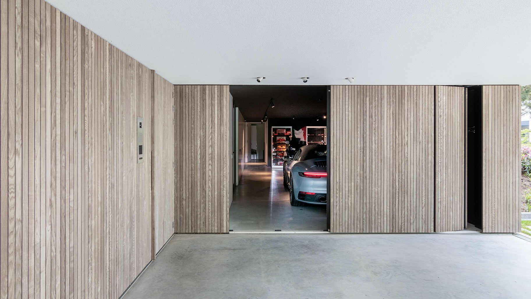 zijwaartse garagedeur met porsche different doors hout sectionaal
