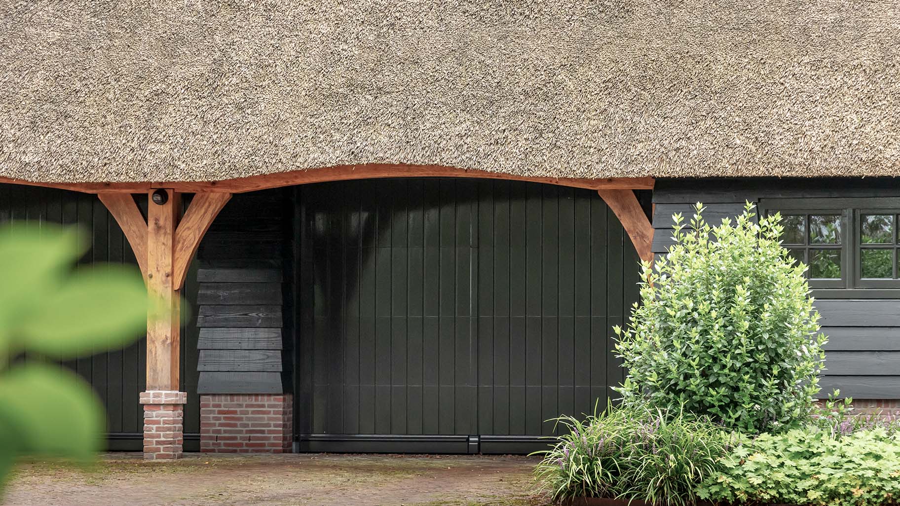 Detail van een traditionele houten garagedeur