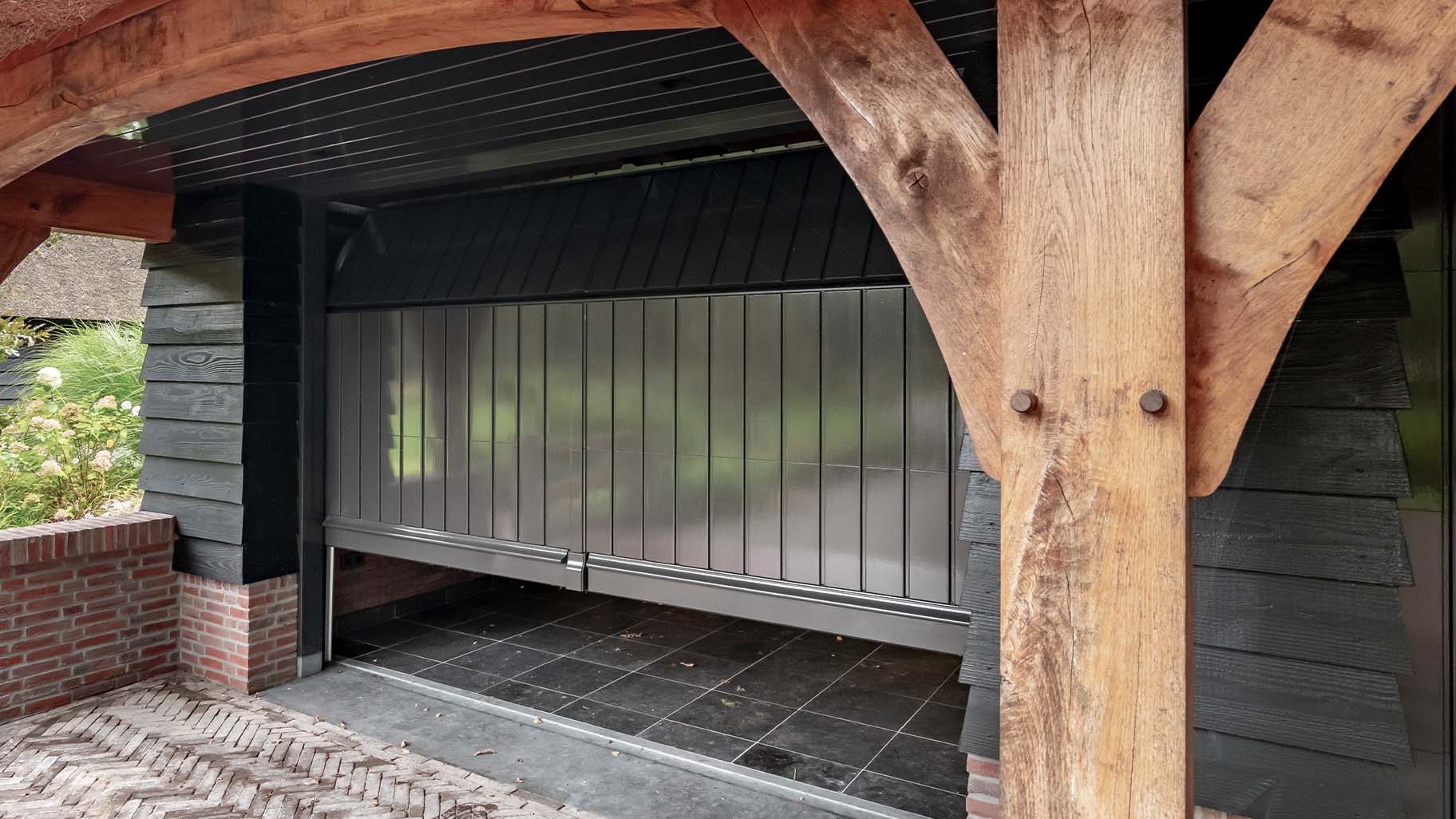 Detail van een traditionele houten garagedeur