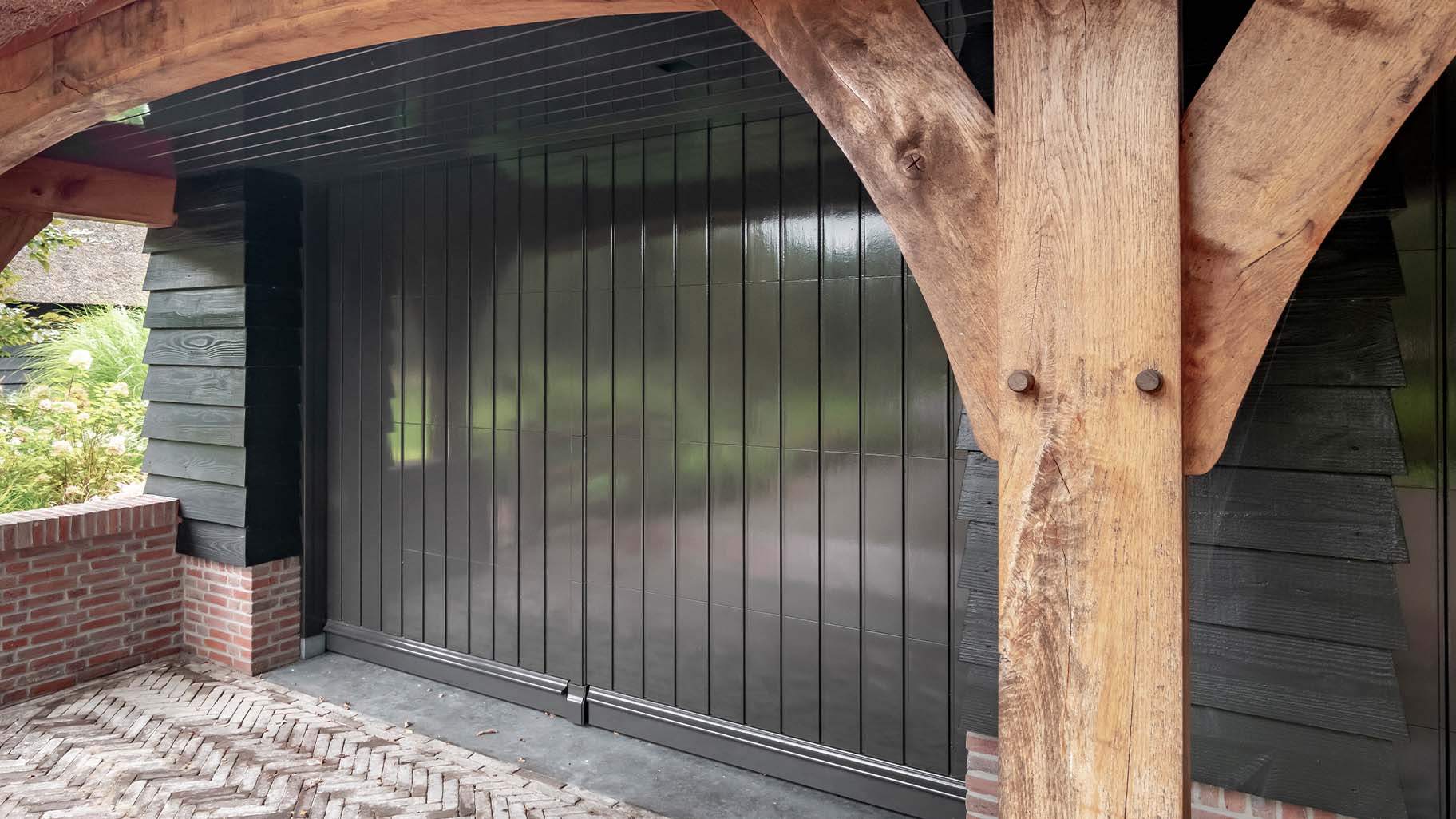 Detail van een traditionele houten garagedeur