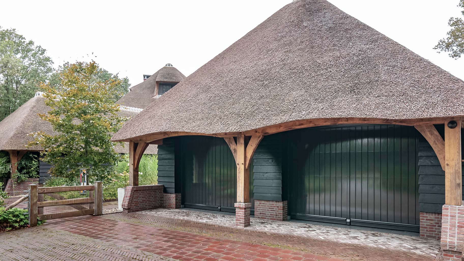Op maat gemaakte traditionele houten garagedeuren door Different Doors