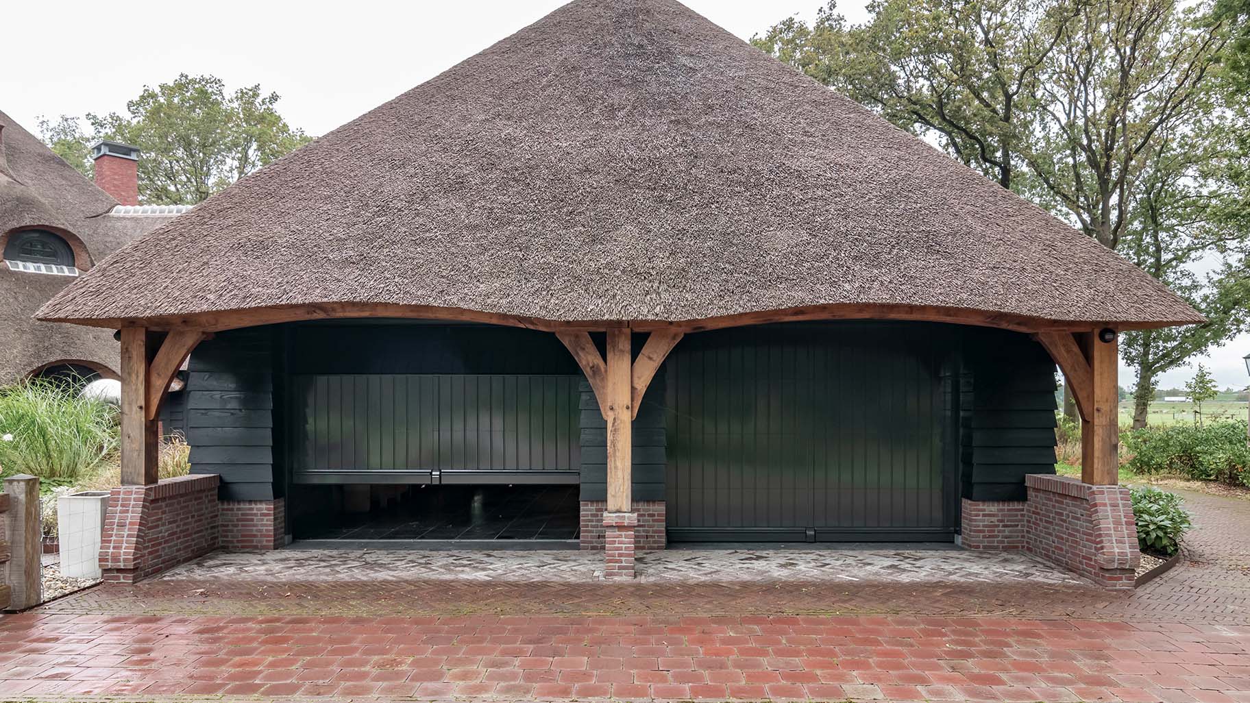 Op maat gemaakte traditionele houten garagedeuren door Different Doors
