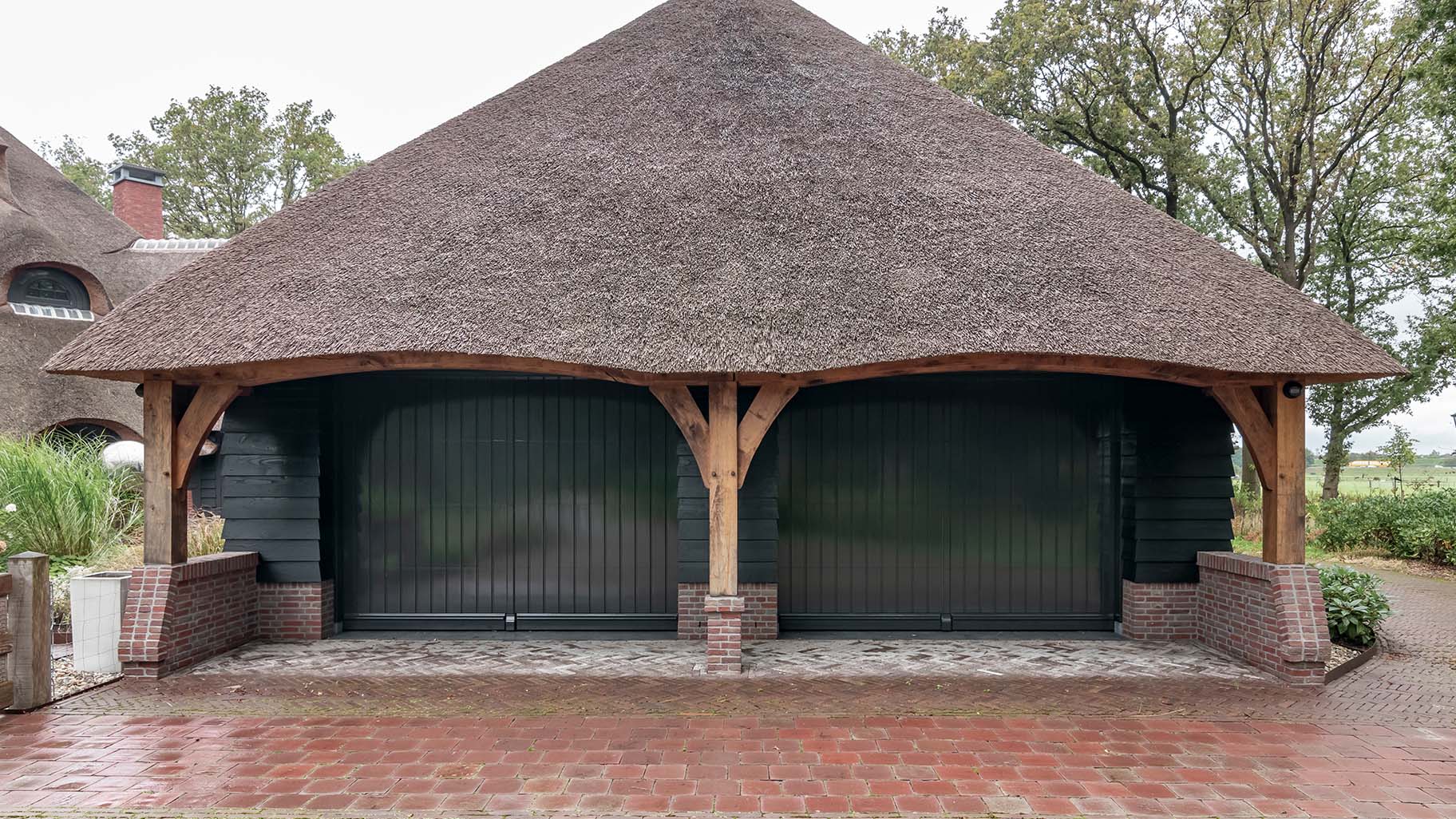 Op maat gemaakte traditionele houten garagedeuren door Different Doors