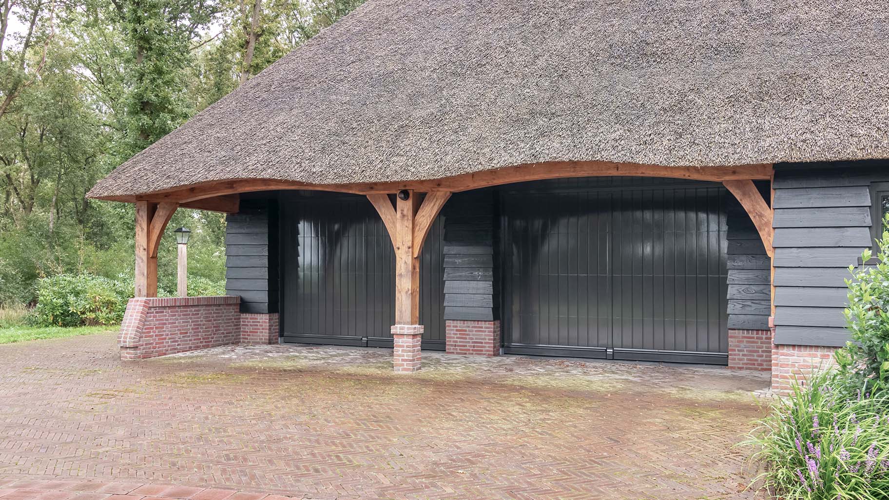 Op maat gemaakte traditionele houten garagedeuren door Different Doors
