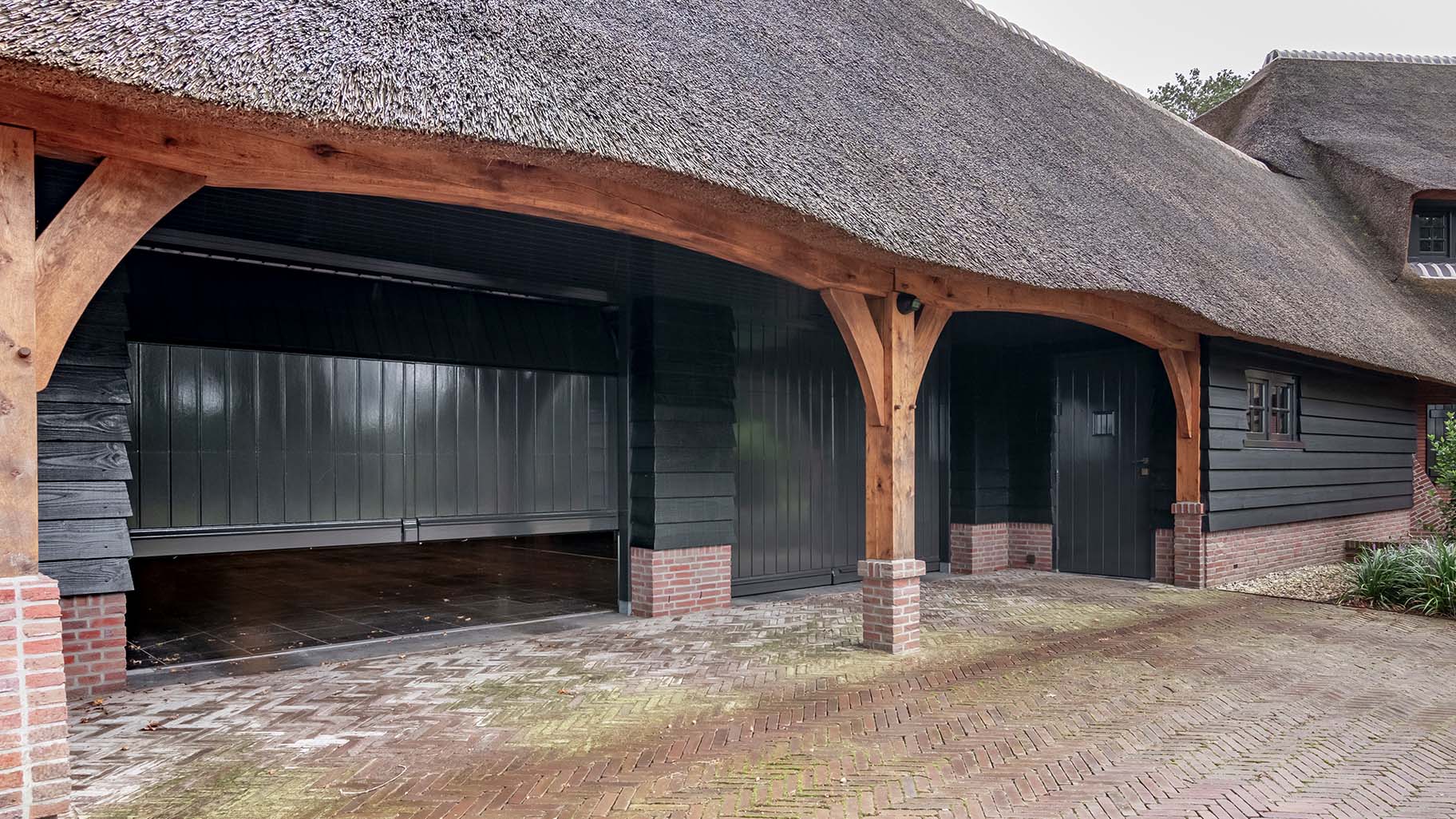 Op maat gemaakte traditionele houten garagedeuren door Different Doors