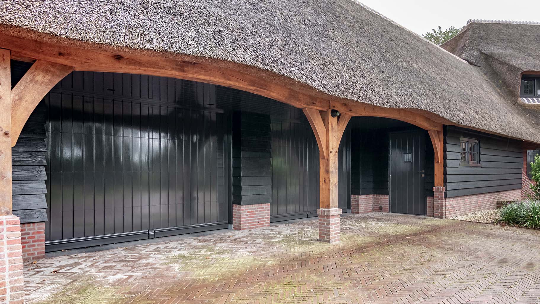 Op maat gemaakte traditionele houten garagedeuren door Different Doors