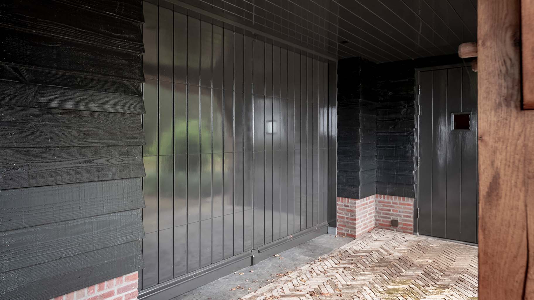 Detail van een traditionele houten garagedeur