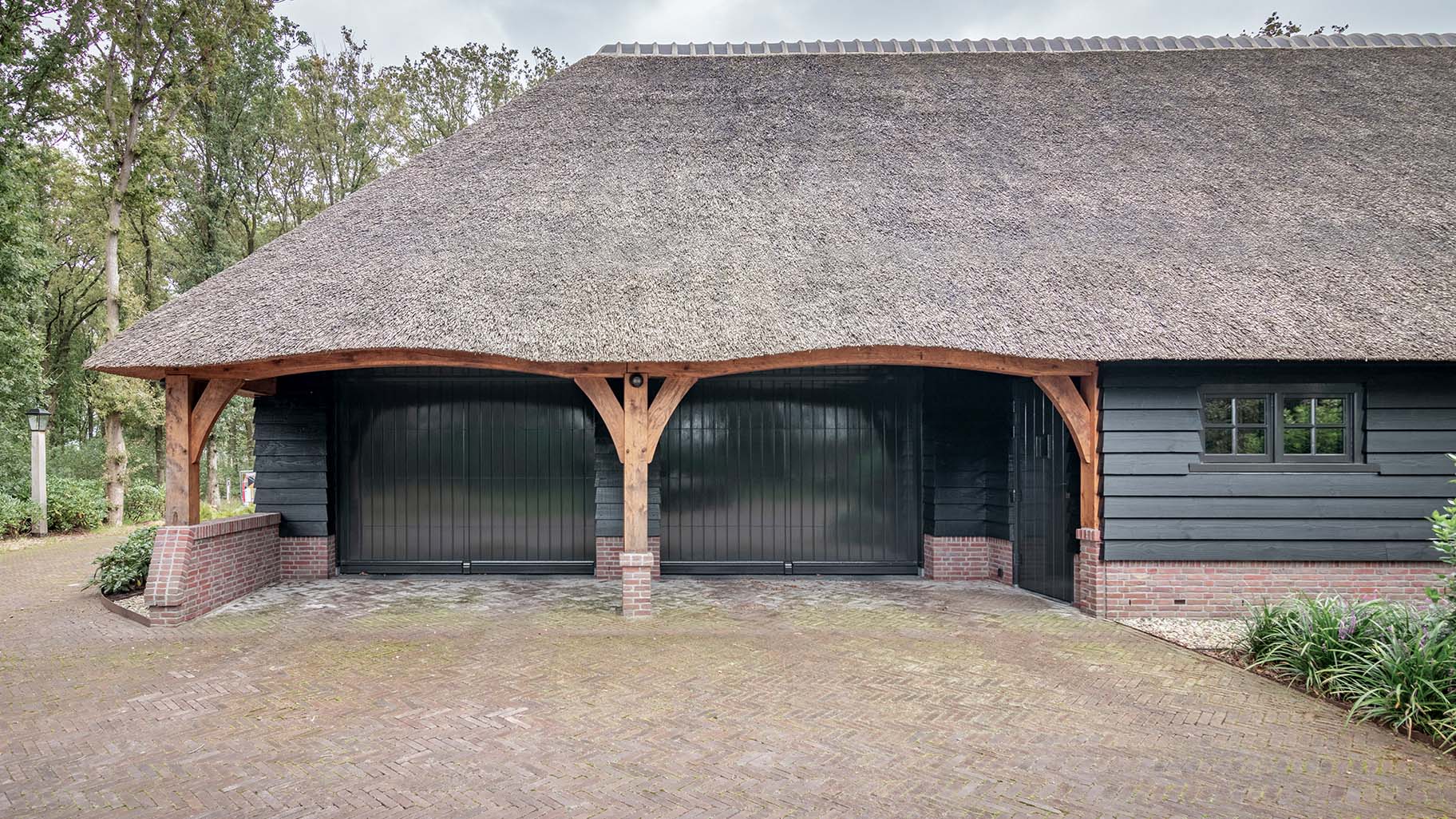 Woning met vier klassieke houten garagedeuren