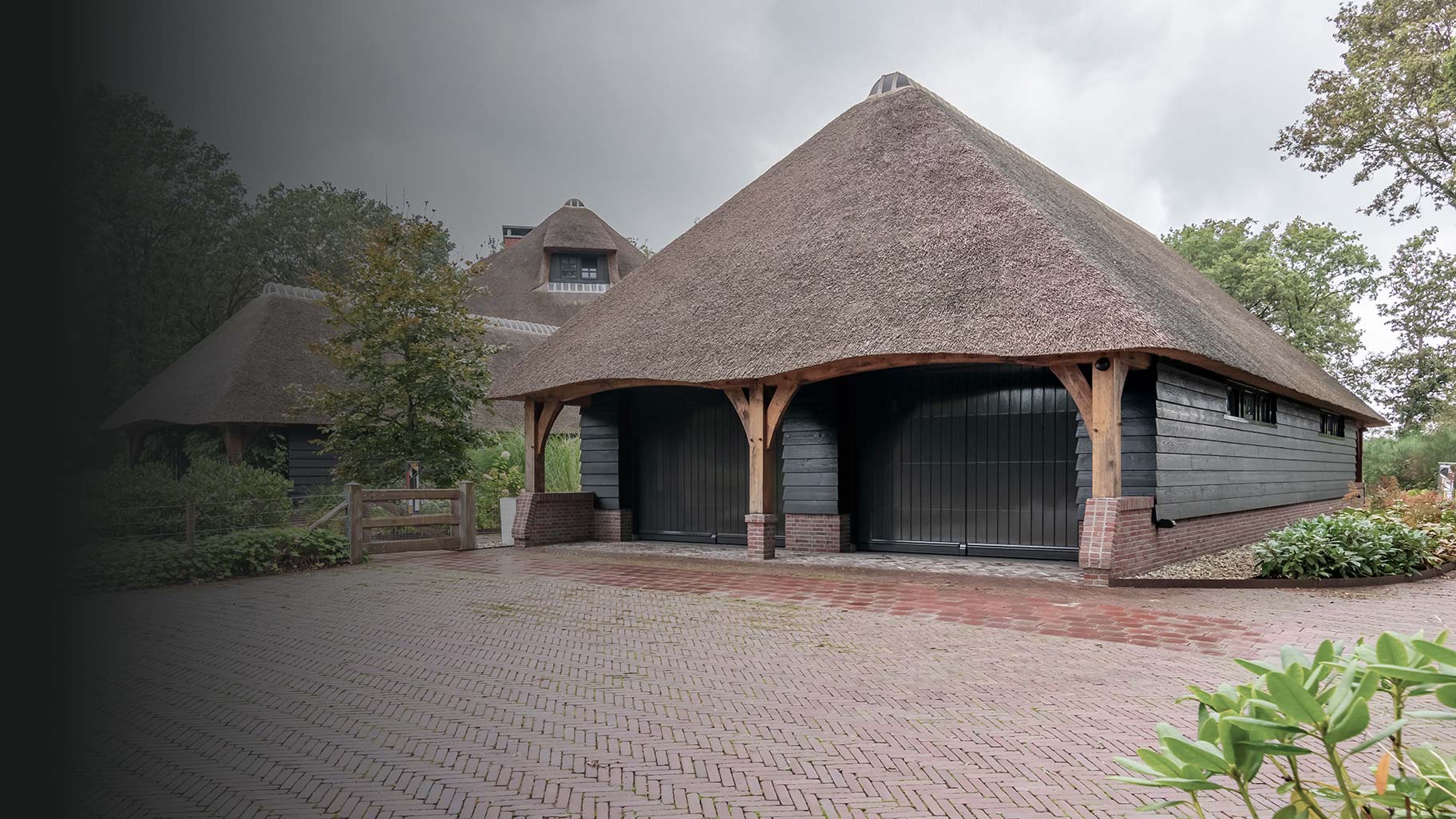 Woning met vier klassieke houten garagedeuren