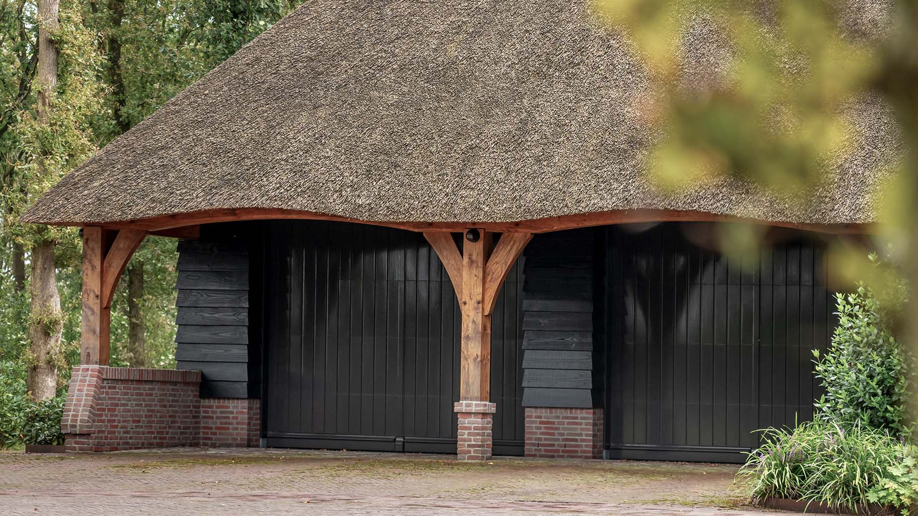 Woning met vier klassieke houten garagedeuren