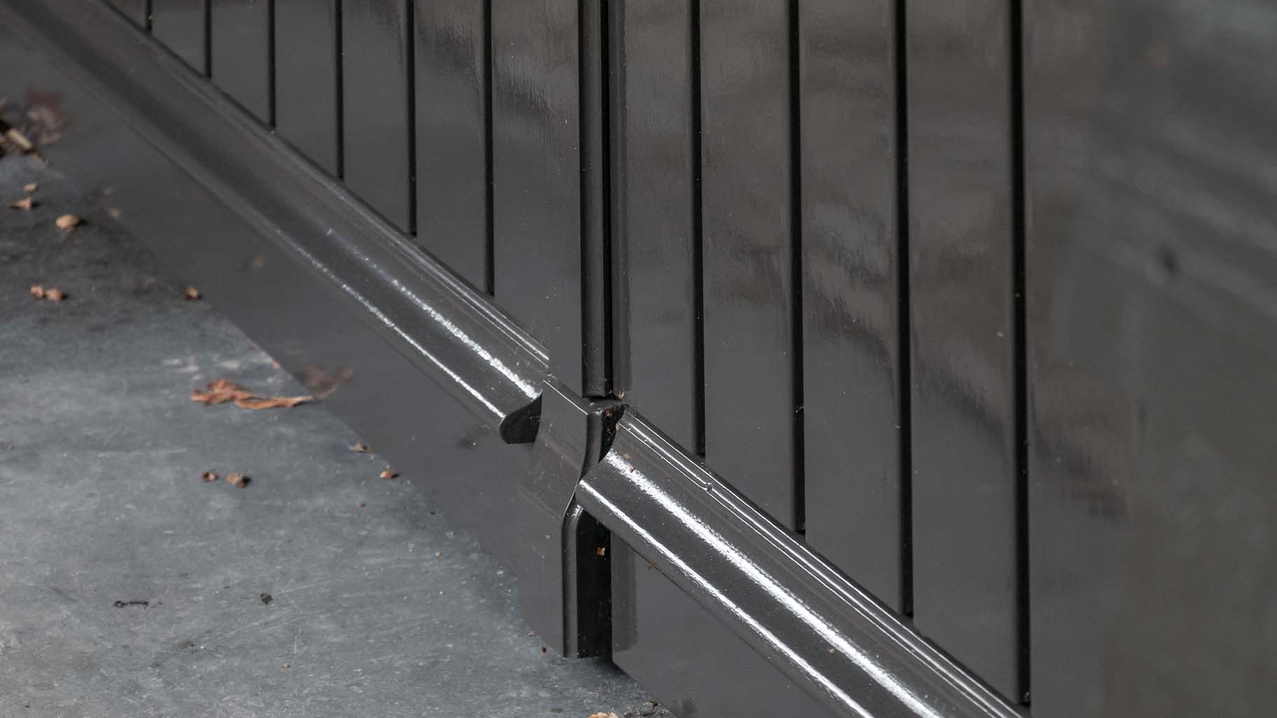 Detail van een traditionele houten garagedeur